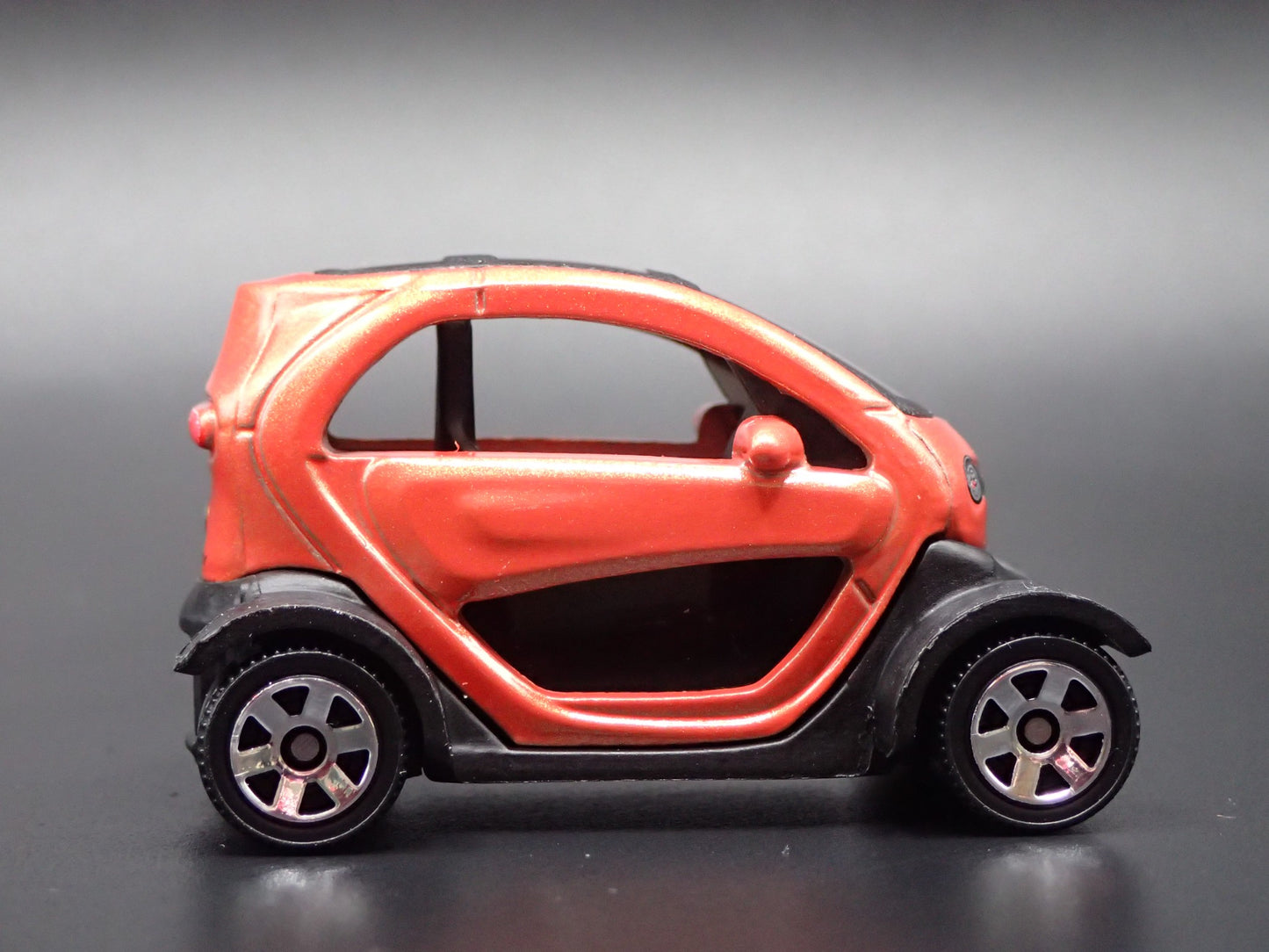 2012-2023 RENAULT TWIZY ORANGE 1:64 SCALE COLLECTIBLE DIORAMA DIECAST MODEL CAR