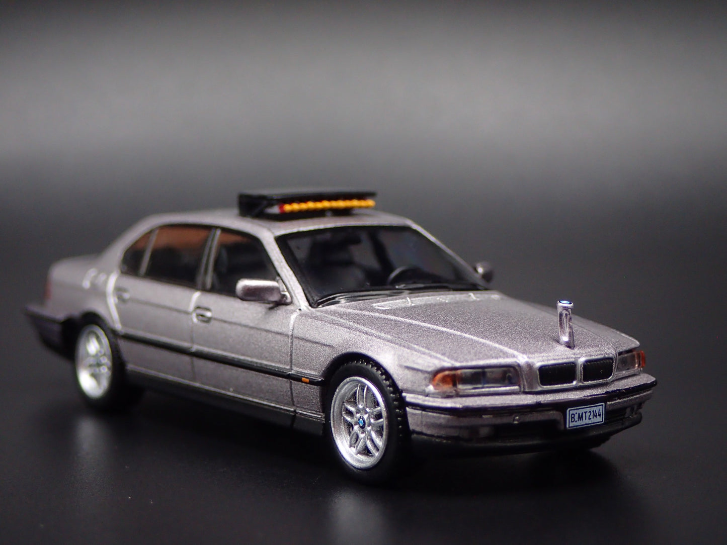 BMW 750IL JAMES BOND 007 TOMORROW NEVER DIES SILVER 1:64 SCALE DIECAST MODEL CAR
