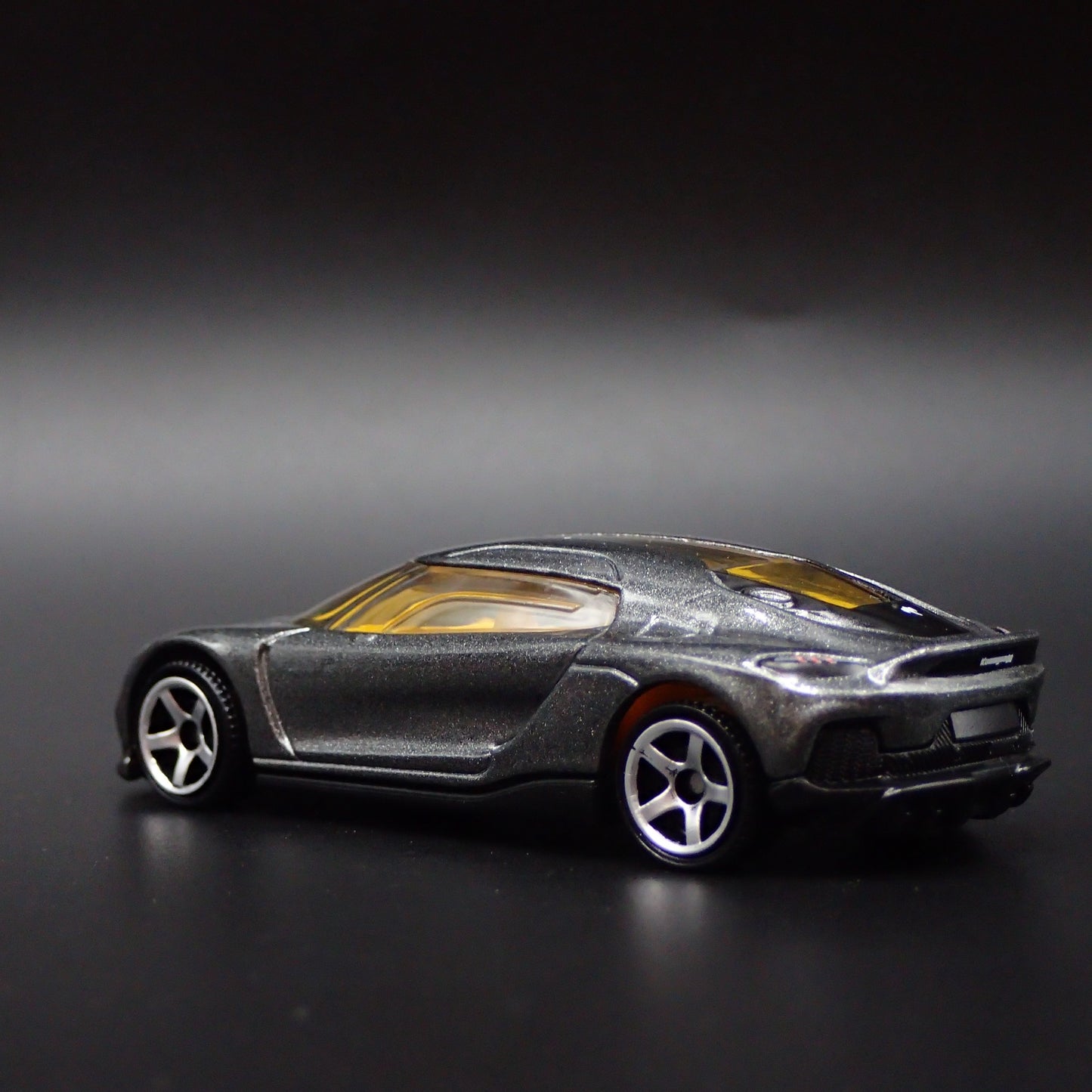 2024-2025 KOENIGSEGG GEMERA SUPER CAR GRAY 1:64 SCALE DIORAMA DIECAST MODEL CAR