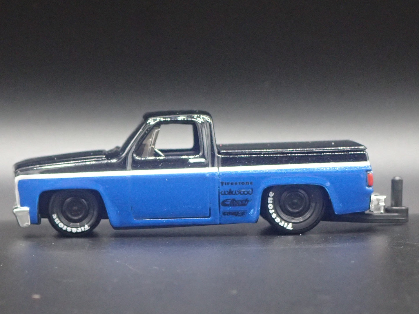 1987 87 CHEVY CHEVROLET SILVERADO 1500 TRUCK  HITCH 1/64 SCALE DIECAST MODEL CAR