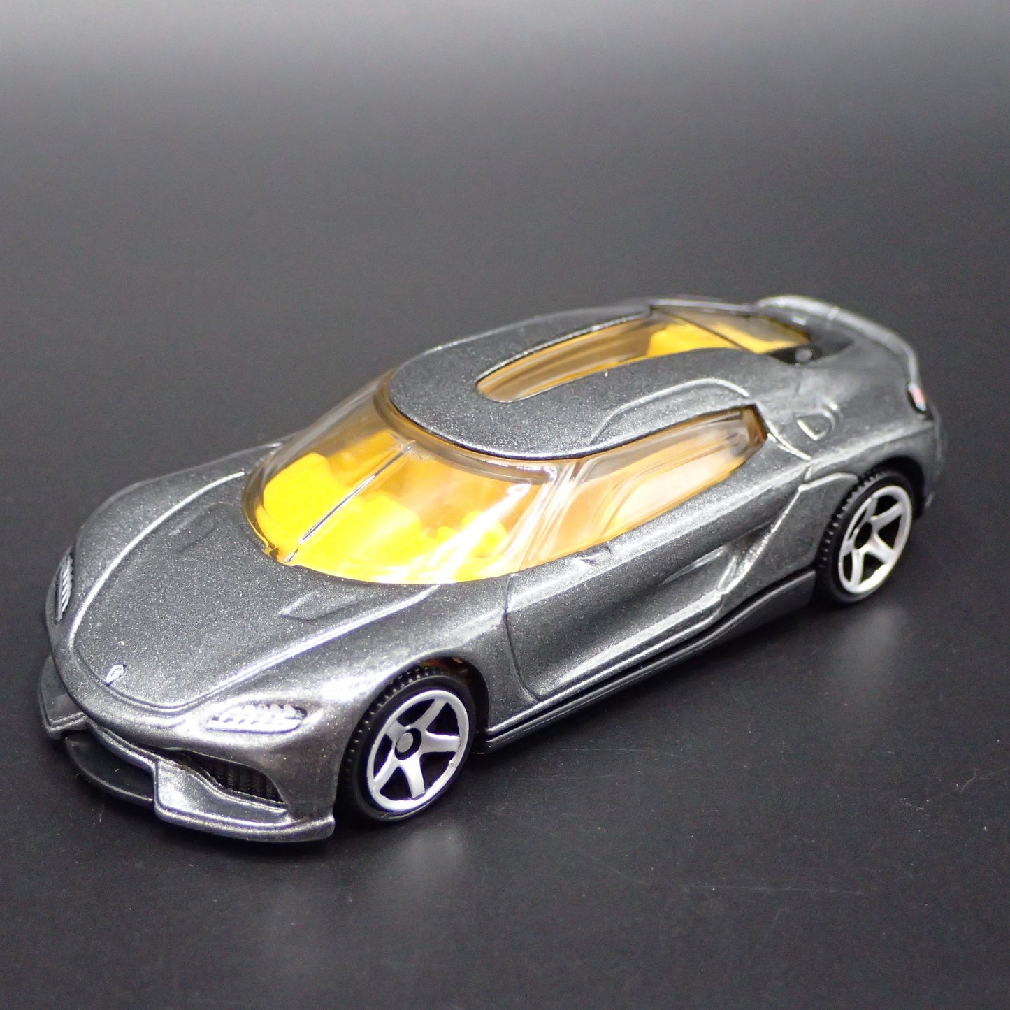2024-2025 KOENIGSEGG GEMERA SUPER CAR GRAY 1:64 SCALE DIORAMA DIECAST MODEL CAR