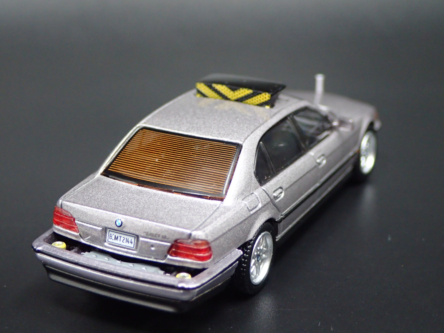 BMW 750IL JAMES BOND 007 TOMORROW NEVER DIES SILVER 1:64 SCALE DIECAST MODEL CAR