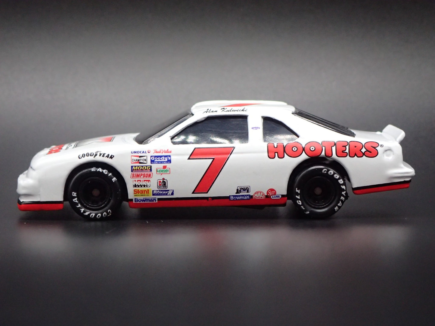 1992 92 FORD THUNDERBIRD 7 ALAN KULWICKI HOOTERS NASCAR 1/64 DIECAST MODEL CAR