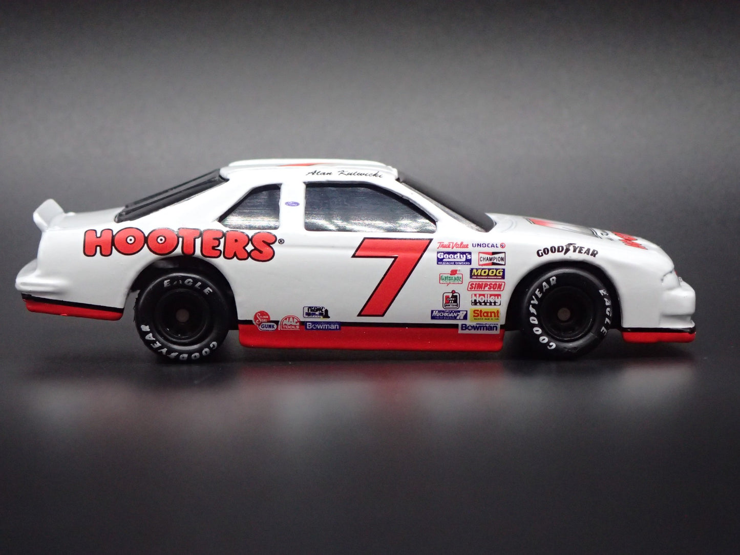 1992 92 FORD THUNDERBIRD 7 ALAN KULWICKI HOOTERS NASCAR 1/64 DIECAST MODEL CAR