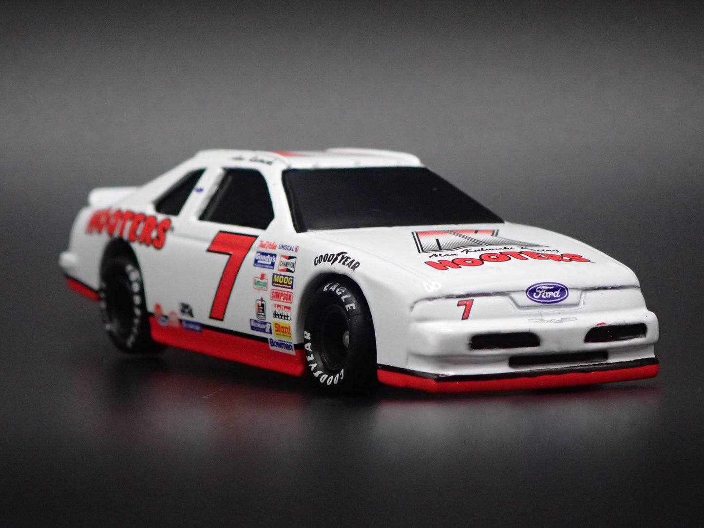 1992 92 FORD THUNDERBIRD 7 ALAN KULWICKI HOOTERS NASCAR 1/64 DIECAST MODEL CAR