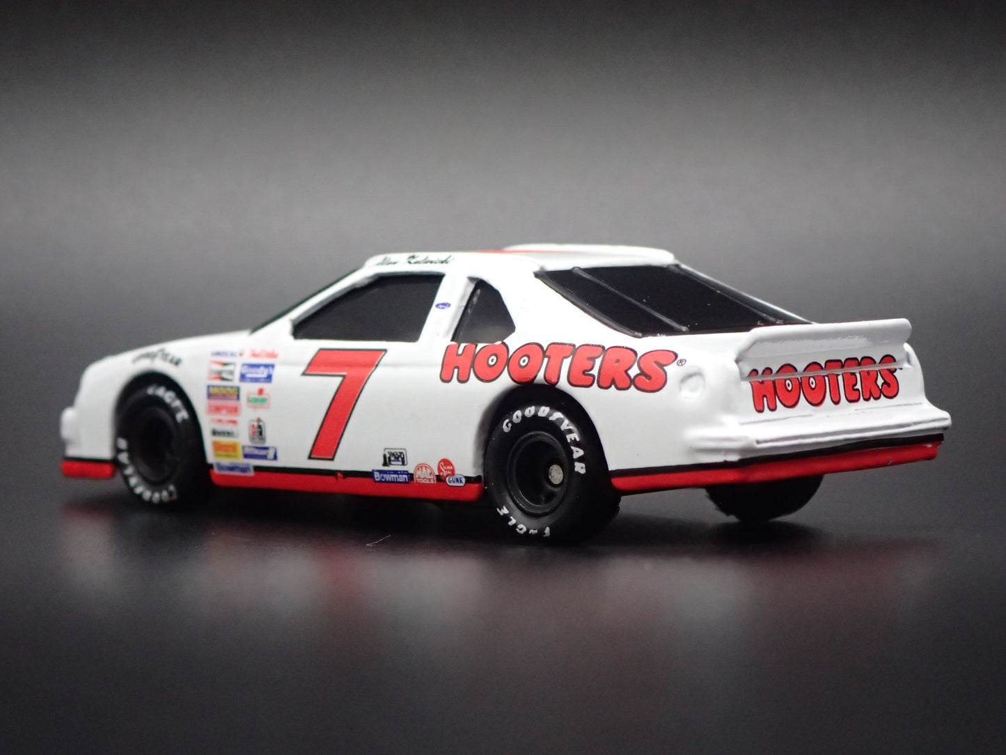 1992 92 FORD THUNDERBIRD 7 ALAN KULWICKI HOOTERS NASCAR 1/64 DIECAST MODEL CAR