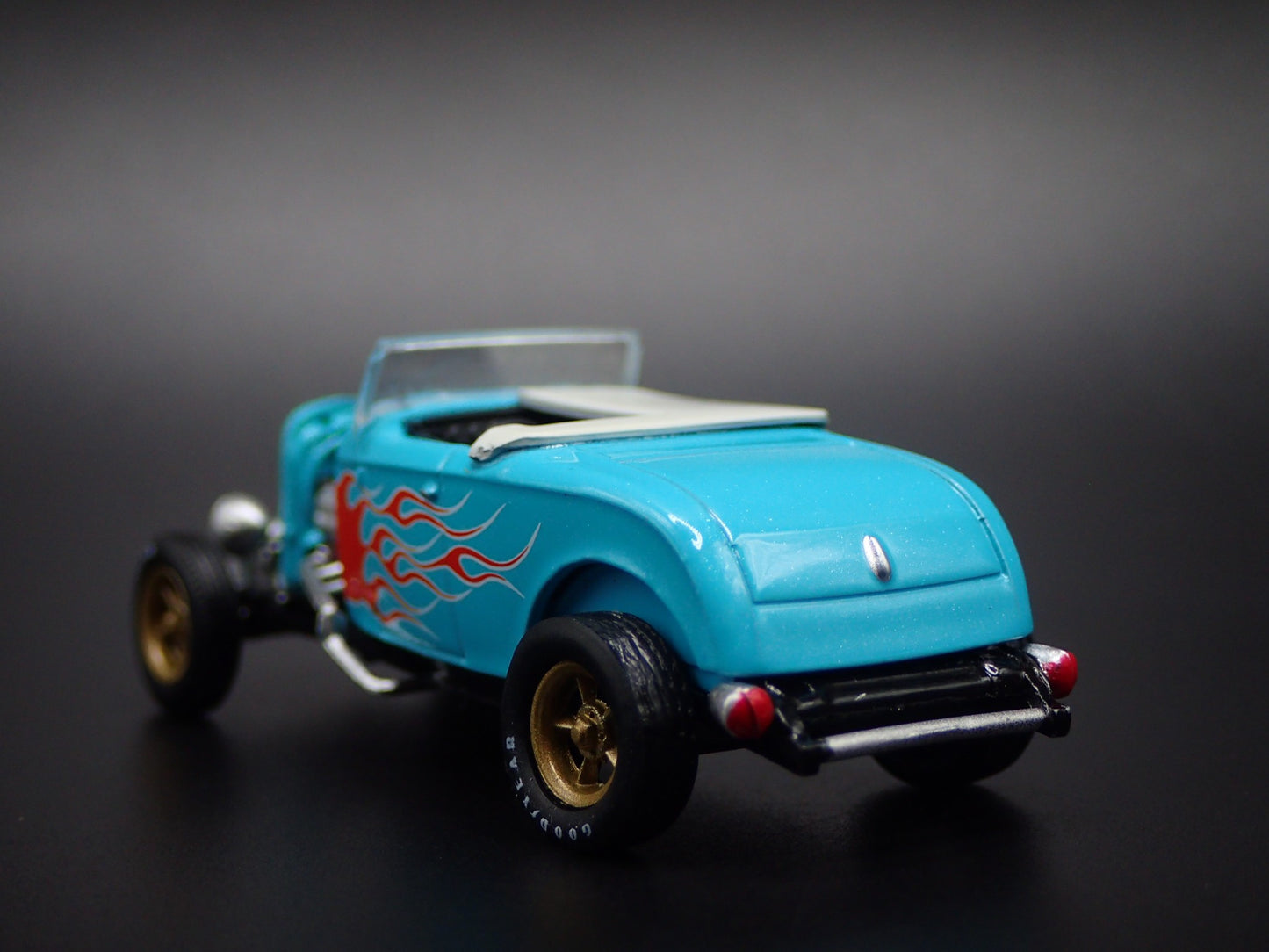 1932 32 FORD ROADSTER HOT ROD TEAL w FLAMES 1:64 SCALE DIORAMA DIECAST MODEL CAR