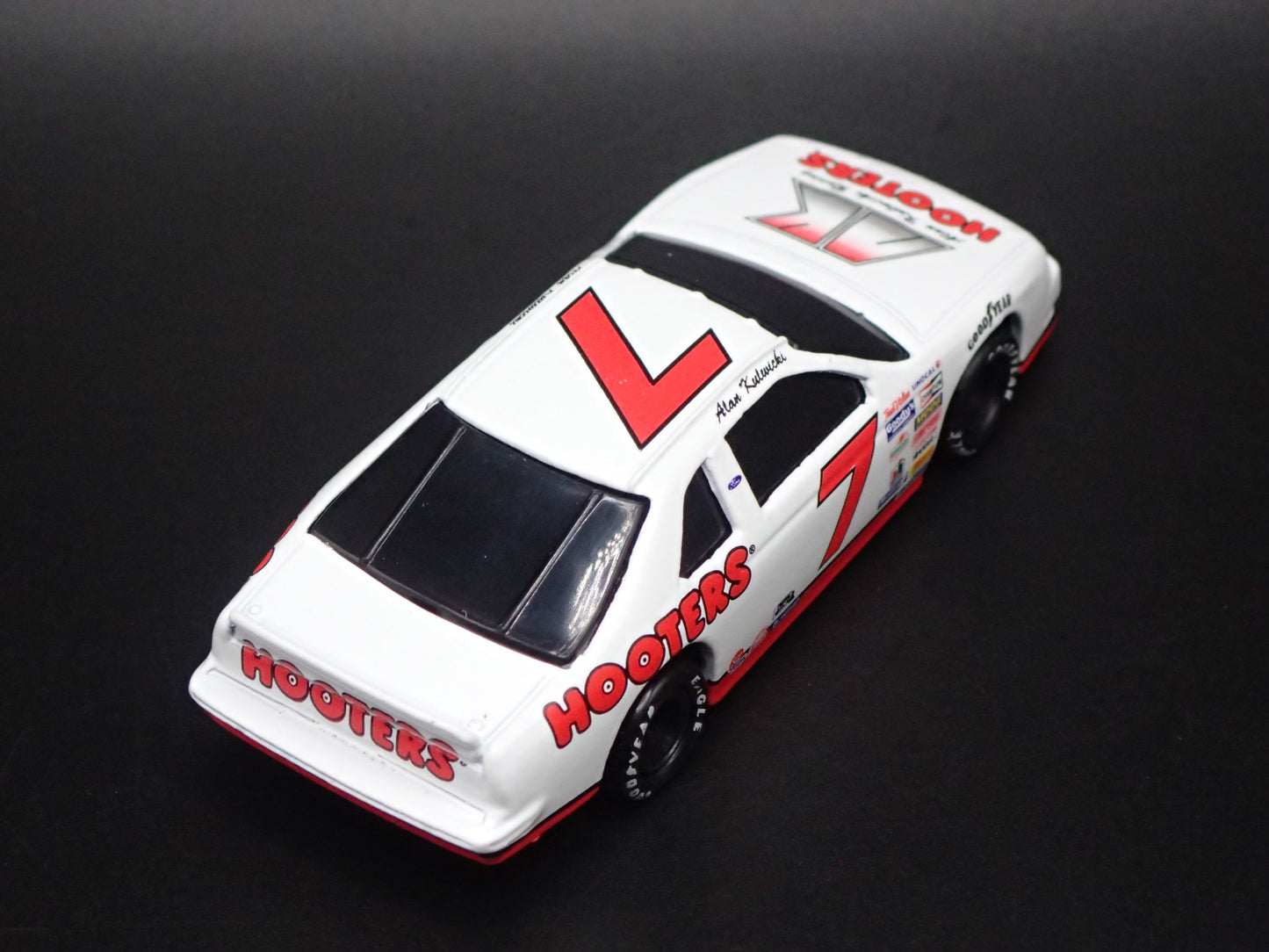 1992 92 FORD THUNDERBIRD 7 ALAN KULWICKI HOOTERS NASCAR 1/64 DIECAST MODEL CAR