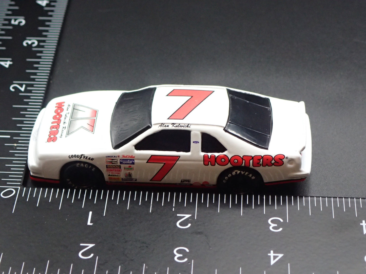 1992 92 FORD THUNDERBIRD 7 ALAN KULWICKI HOOTERS NASCAR 1/64 DIECAST MODEL CAR