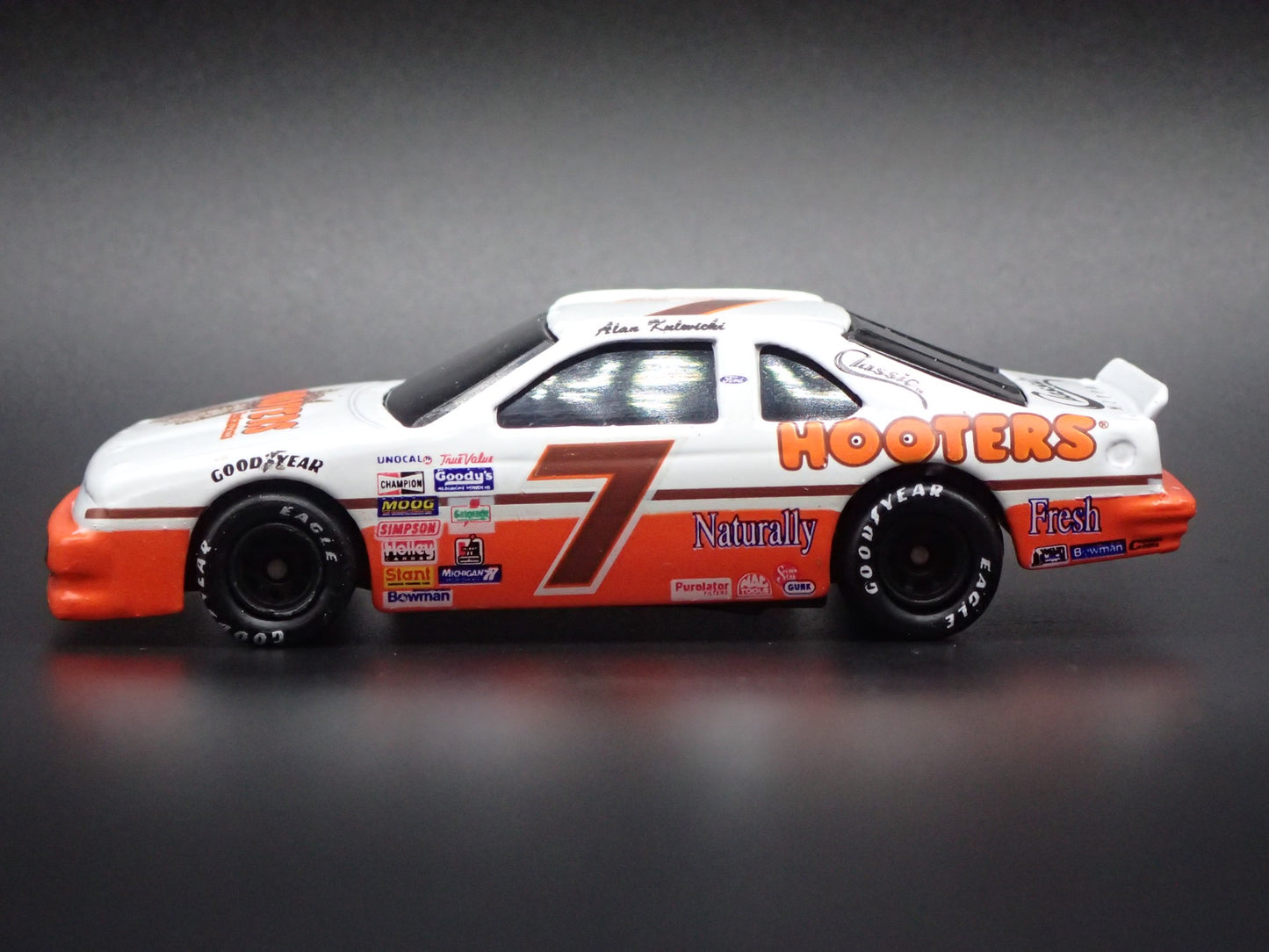 1991 91 FORD THUNDERBIRD 7 ALAN KULWICKI HOOTERS NASCAR 1/64 DIECAST MODEL CAR