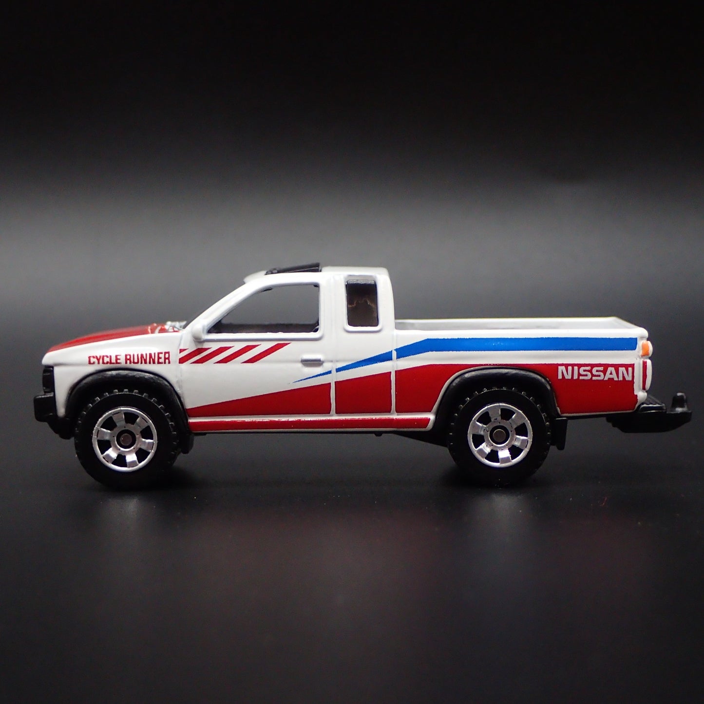 1995 95 NISSAN HARDBODY PICKUP TRUCK D21 W HITCH 1:64 SCALE DIECAST MODEL CAR