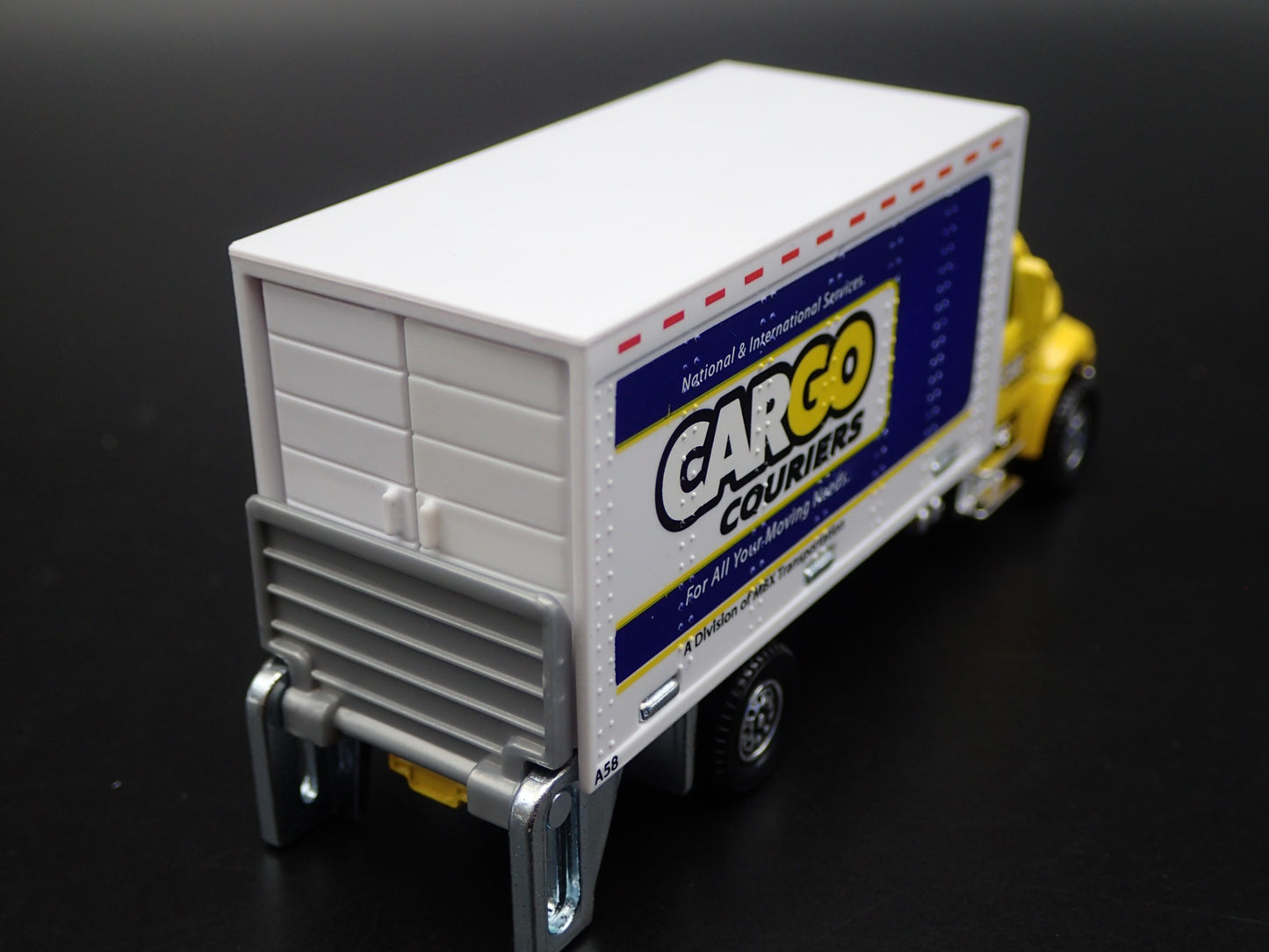 INTERNATIONAL DURASTAR BOX TRUCK w LIFTGATE 1/64 MB SCALE  DIORAMA DIECAST MODEL