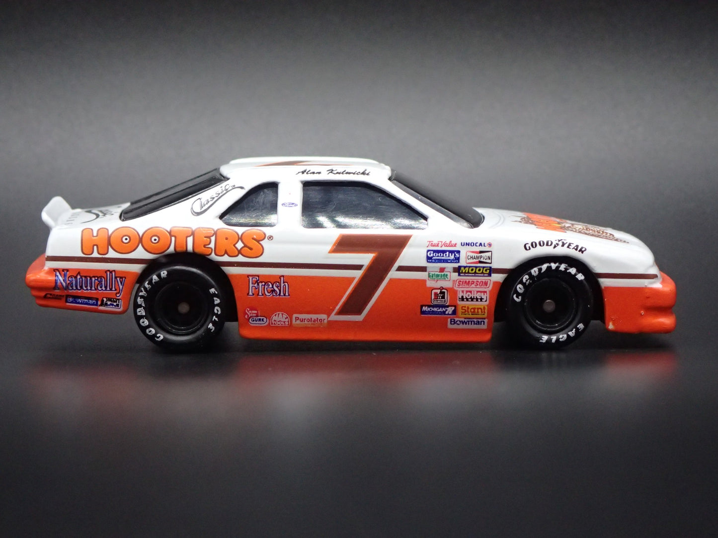 1991 91 FORD THUNDERBIRD 7 ALAN KULWICKI HOOTERS NASCAR 1/64 DIECAST MODEL CAR