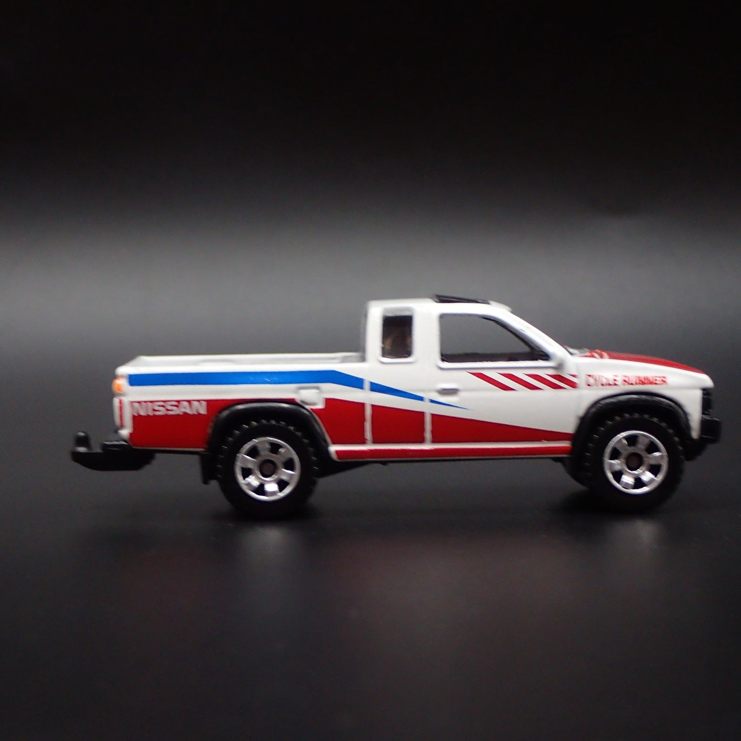 1995 95 NISSAN HARDBODY PICKUP TRUCK D21 W HITCH 1:64 SCALE DIECAST MODEL CAR