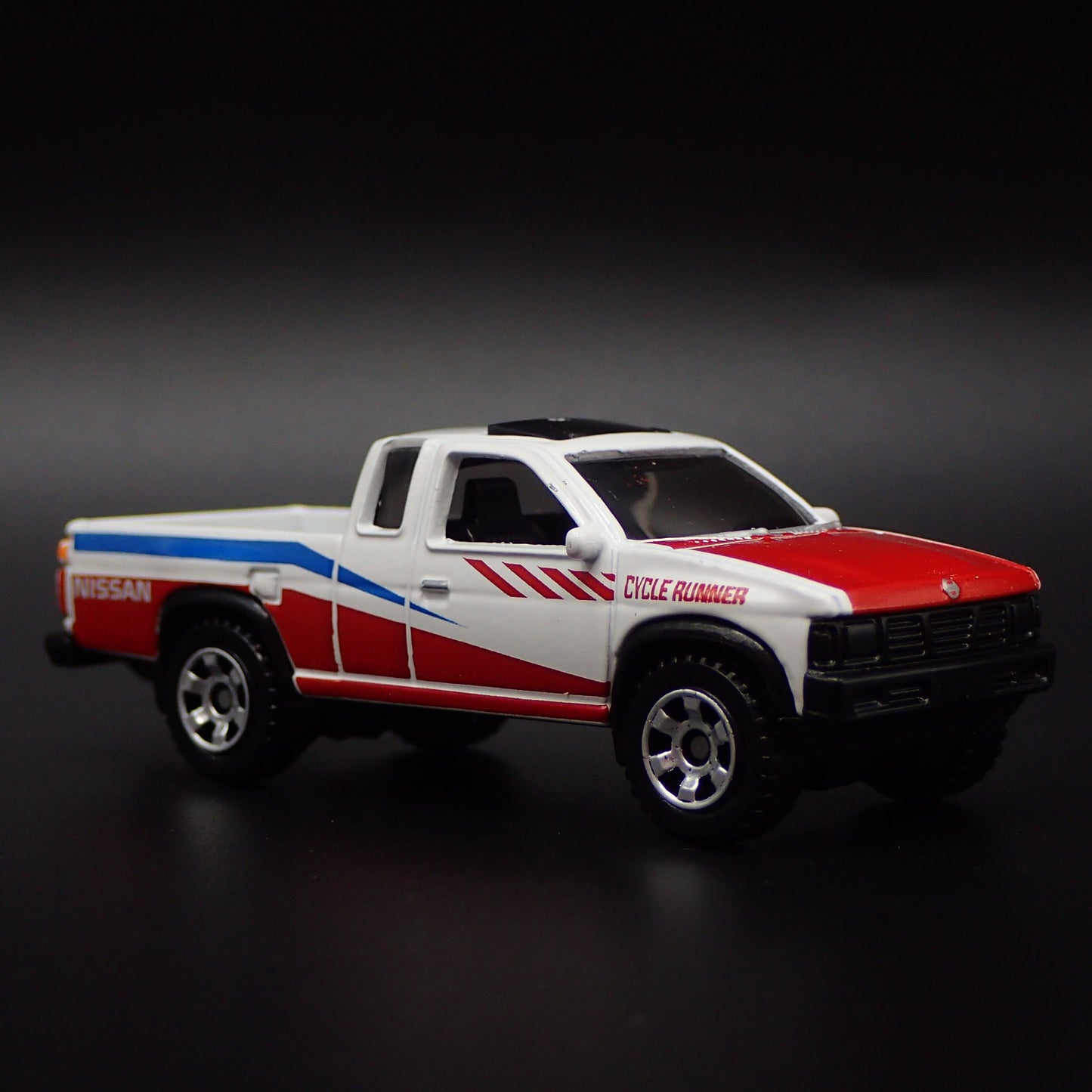 1995 95 NISSAN HARDBODY PICKUP TRUCK D21 W HITCH 1:64 SCALE DIECAST MODEL CAR