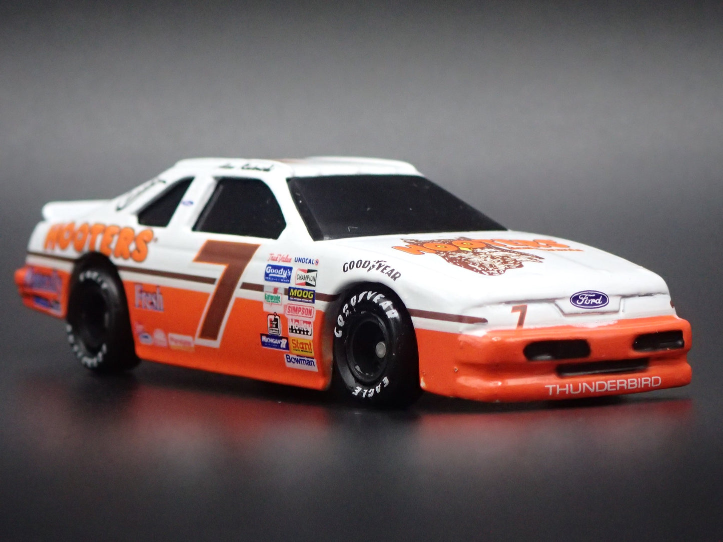 1991 91 FORD THUNDERBIRD 7 ALAN KULWICKI HOOTERS NASCAR 1/64 DIECAST MODEL CAR