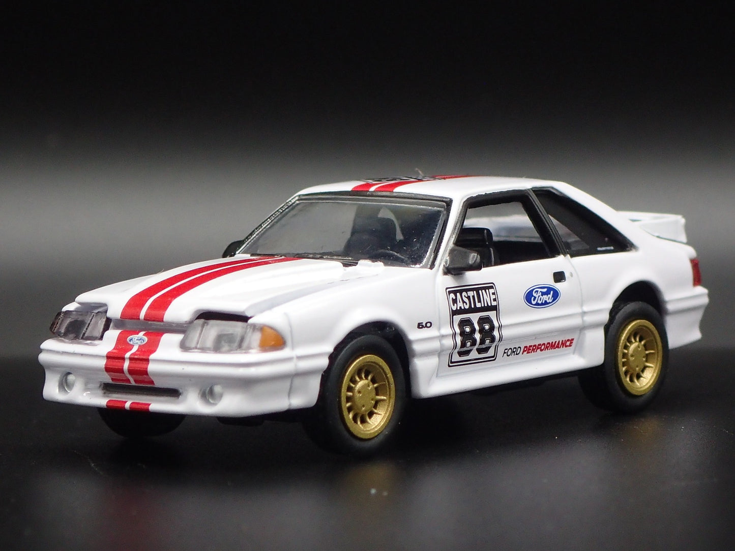 1988 88 FORD MUSTANG GT 5.0 FOX BODY WHITE 1:64 SCALE DIORAMA DIECAST MODEL CAR