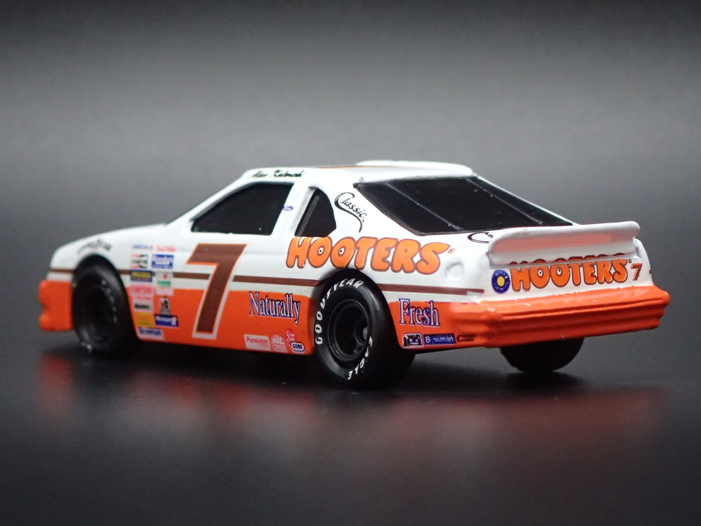 1991 91 FORD THUNDERBIRD 7 ALAN KULWICKI HOOTERS NASCAR 1/64 DIECAST MODEL CAR