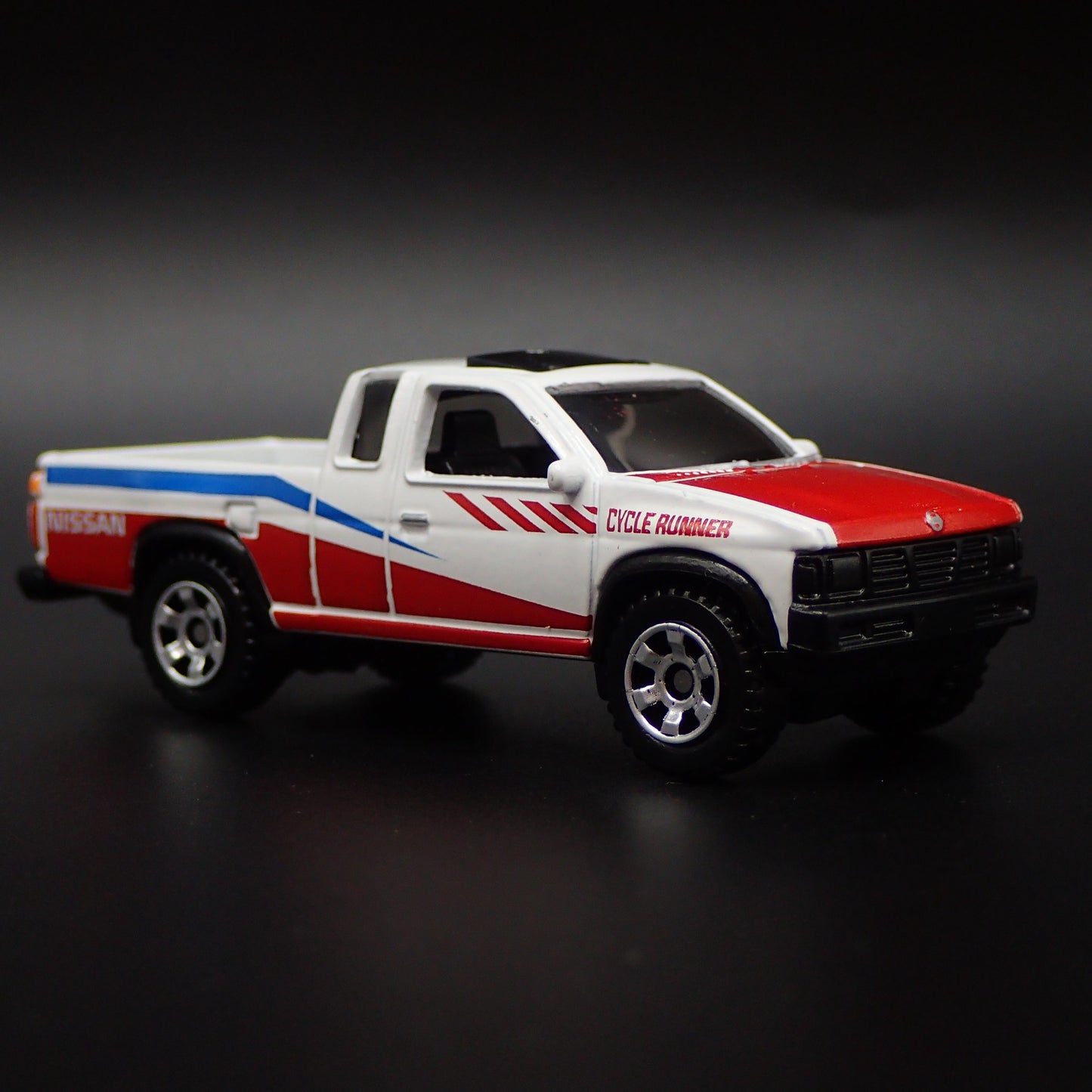 1995 95 NISSAN HARDBODY PICKUP TRUCK D21 W HITCH 1:64 SCALE DIECAST MODEL CAR