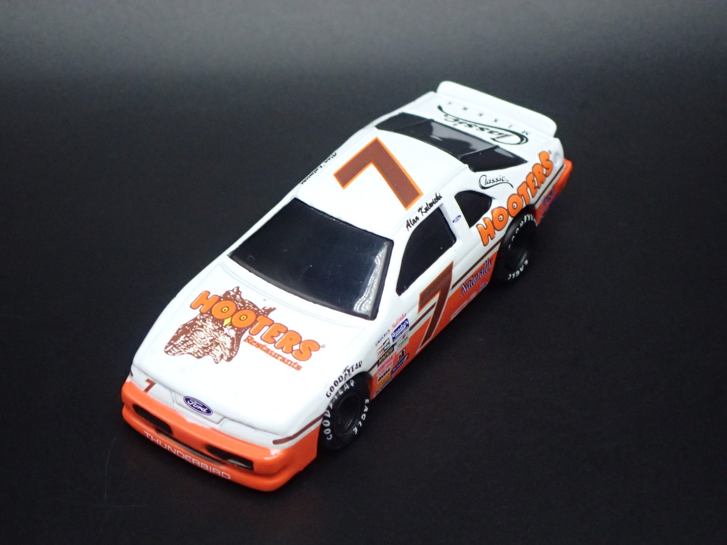 1991 91 FORD THUNDERBIRD 7 ALAN KULWICKI HOOTERS NASCAR 1/64 DIECAST MODEL CAR