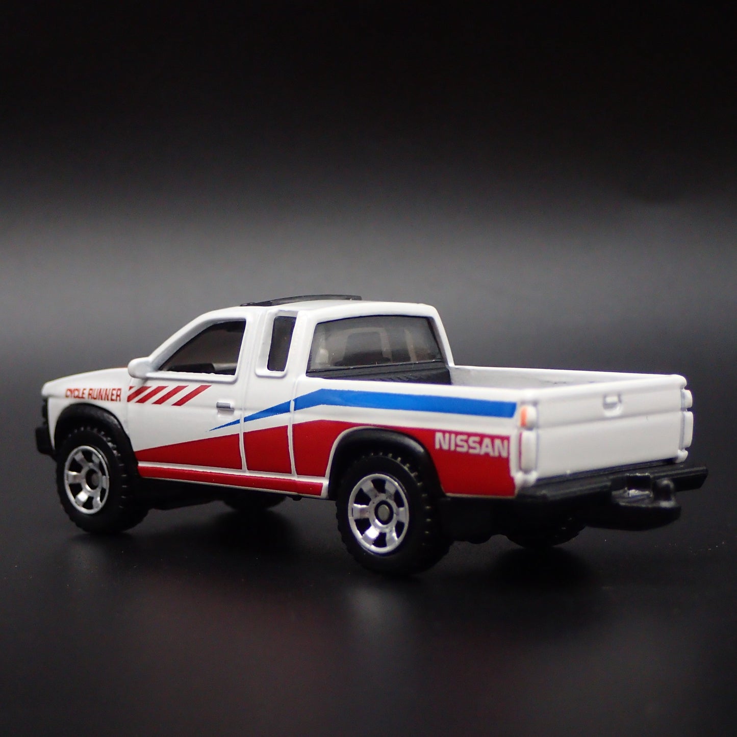 1995 95 NISSAN HARDBODY PICKUP TRUCK D21 W HITCH 1:64 SCALE DIECAST MODEL CAR