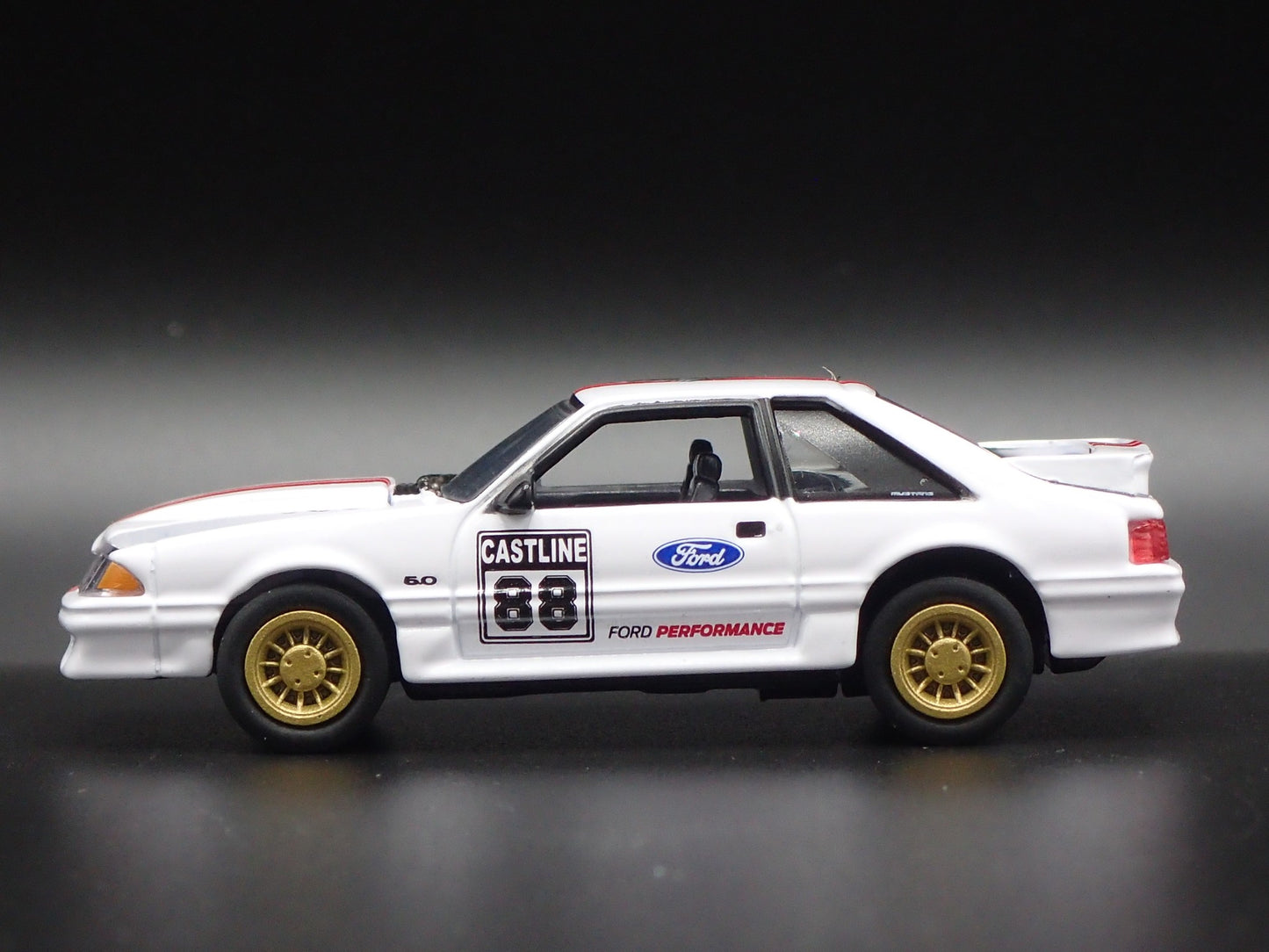 1988 88 FORD MUSTANG GT 5.0 FOX BODY WHITE 1:64 SCALE DIORAMA DIECAST MODEL CAR