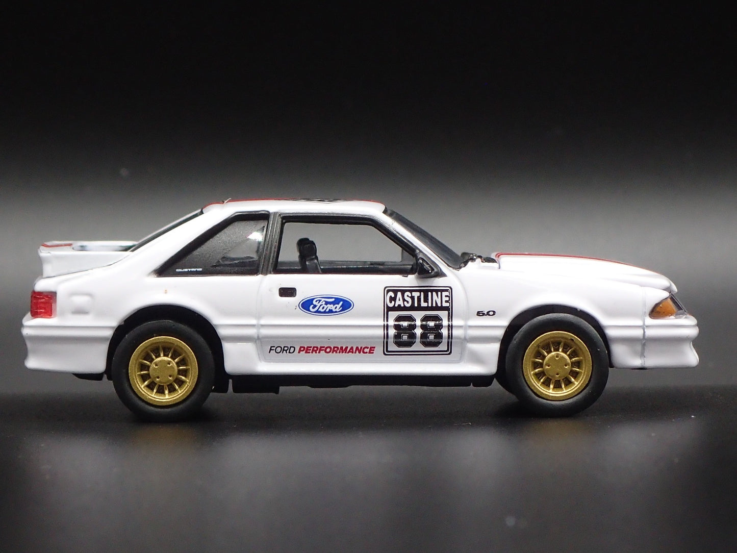 1988 88 FORD MUSTANG GT 5.0 FOX BODY WHITE 1:64 SCALE DIORAMA DIECAST MODEL CAR
