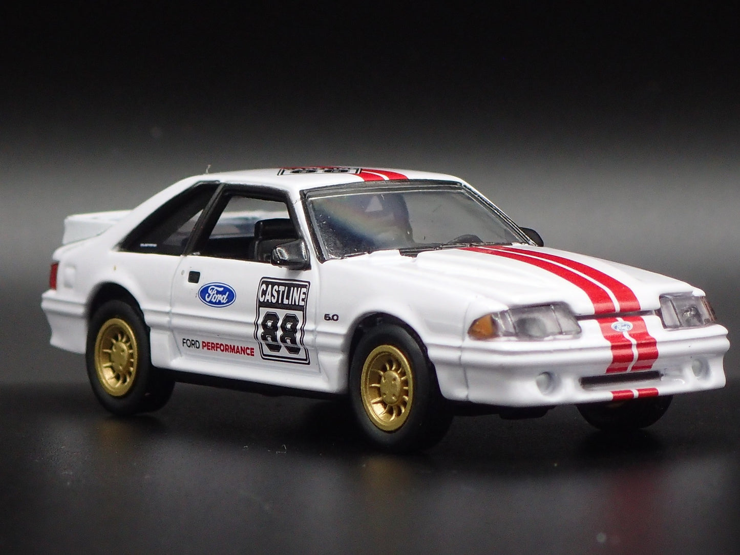 1988 88 FORD MUSTANG GT 5.0 FOX BODY WHITE 1:64 SCALE DIORAMA DIECAST MODEL CAR