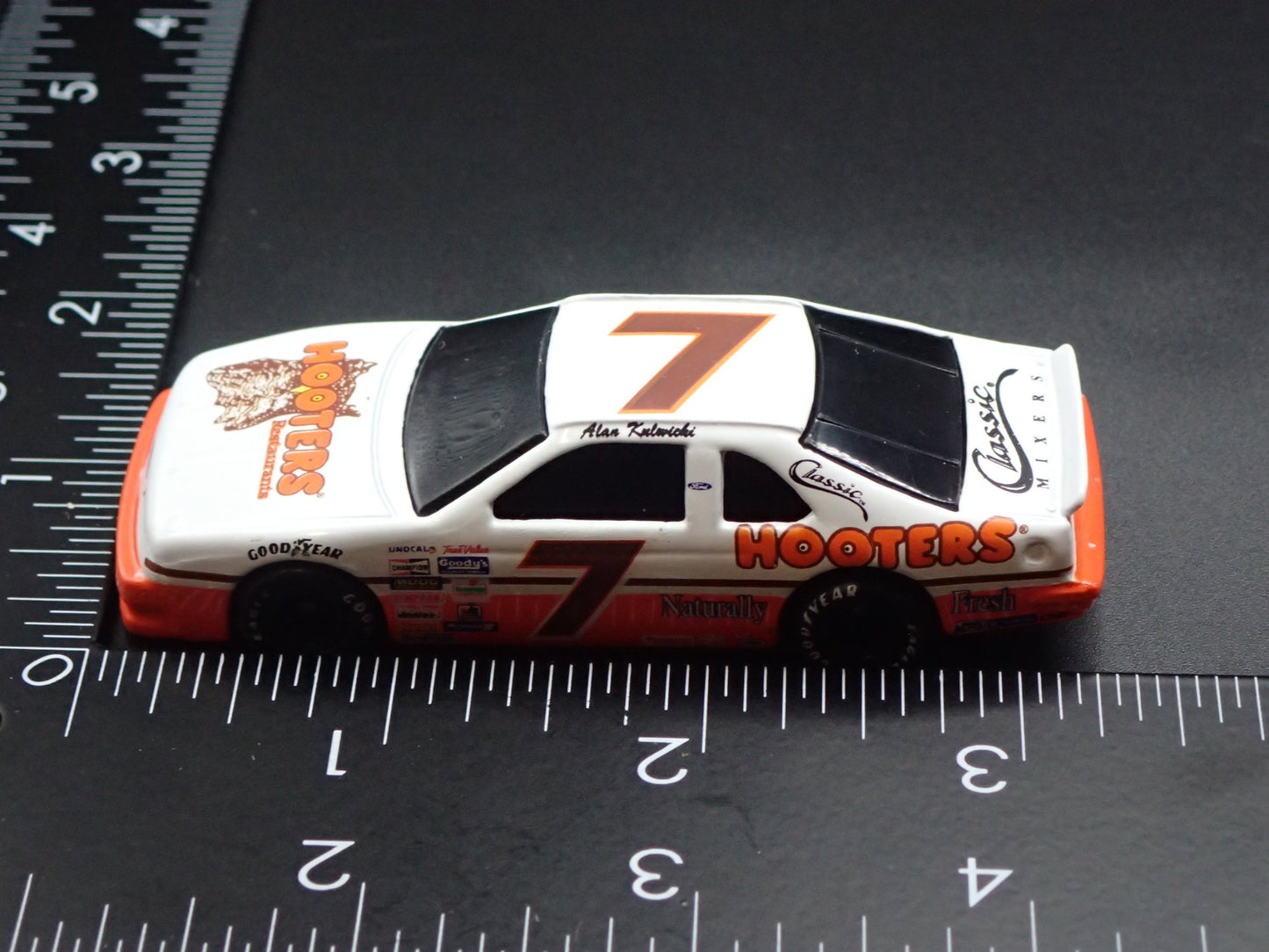 1991 91 FORD THUNDERBIRD 7 ALAN KULWICKI HOOTERS NASCAR 1/64 DIECAST MODEL CAR