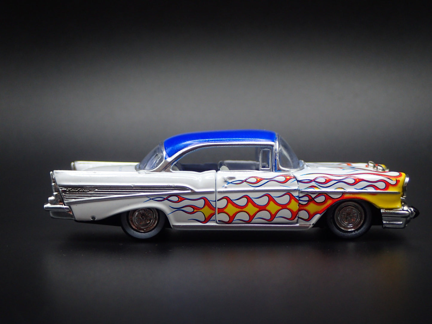 1957 57 CHEVY CHEVROLET BEL AIR WHITE 1:64 SCALE COLLECTIBLE DIECAST MODEL CAR