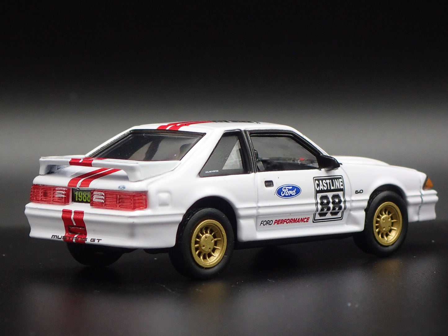 1988 88 FORD MUSTANG GT 5.0 FOX BODY WHITE 1:64 SCALE DIORAMA DIECAST MODEL CAR