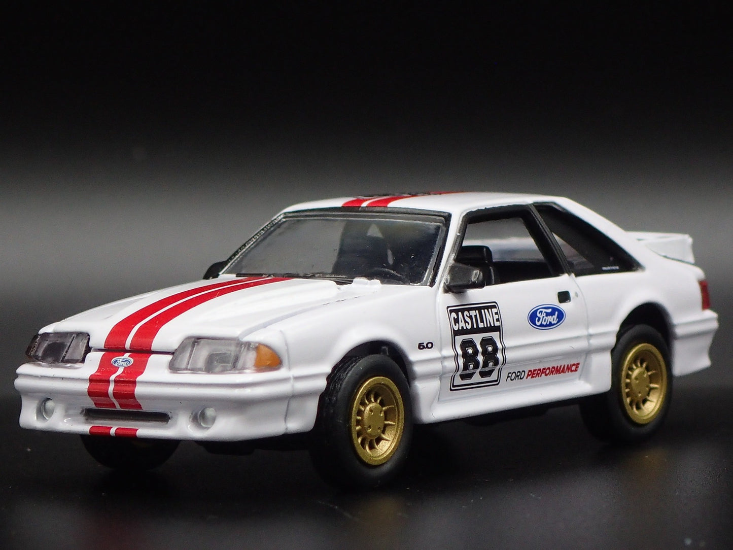 1988 88 FORD MUSTANG GT 5.0 FOX BODY WHITE 1:64 SCALE DIORAMA DIECAST MODEL CAR