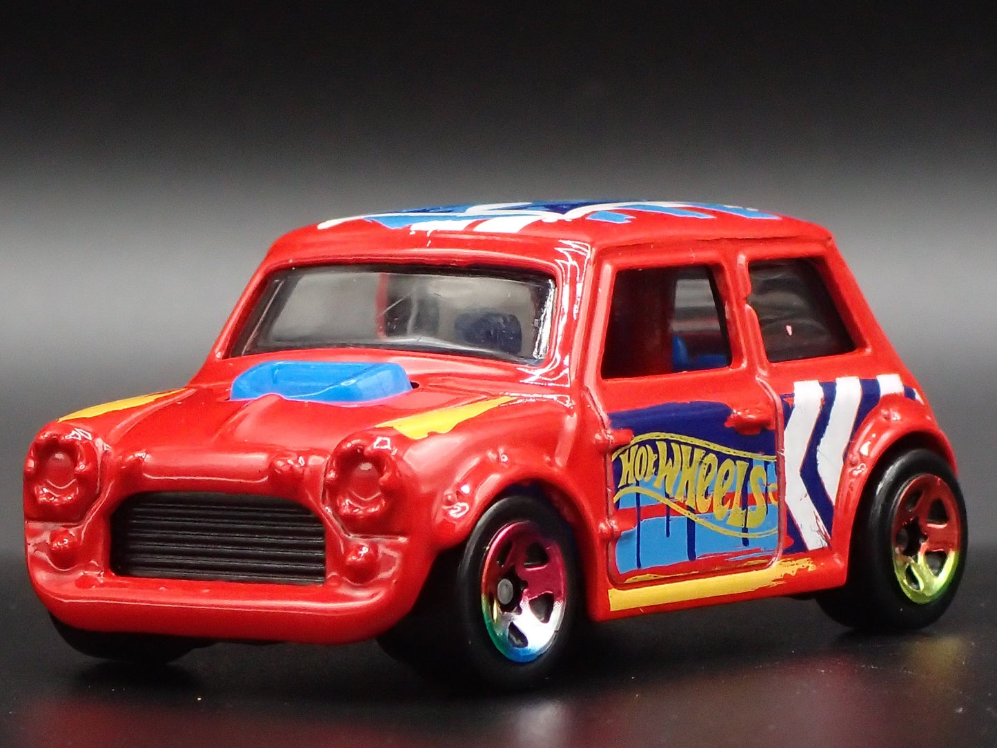 1969-1976 MINI COOPER MARK III 1:64 SCALE COLLECTIBLE DIORAMA DIECAST MODEL CAR