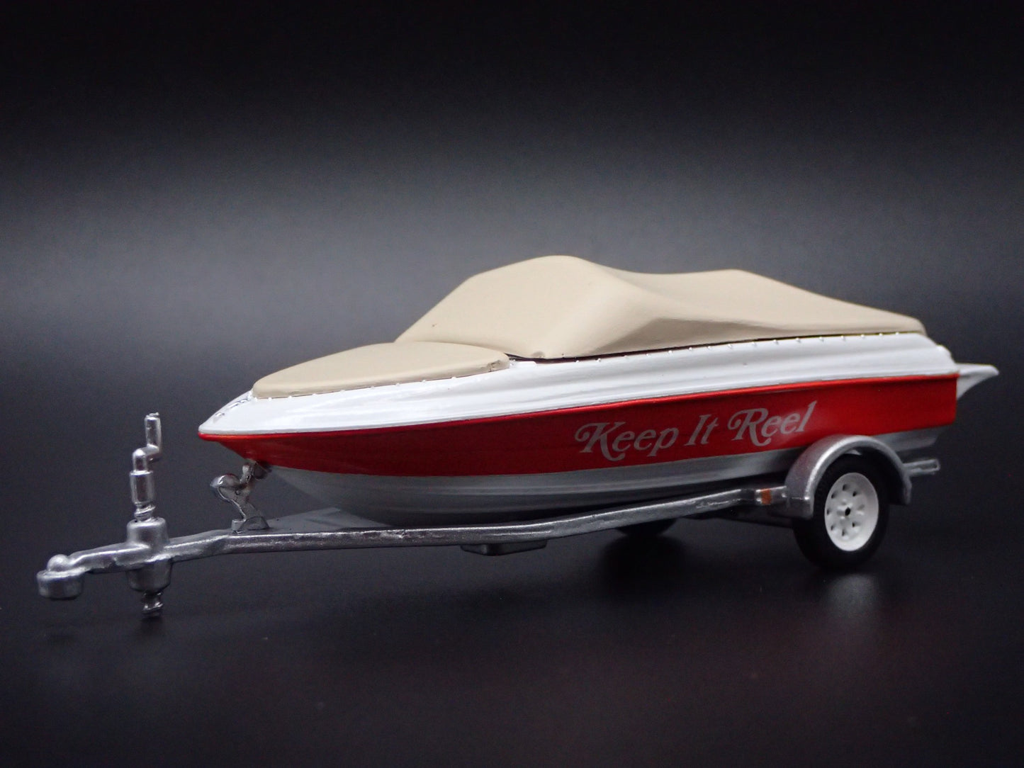 SPEEDBOAT w/ COVER ON TRAILER 1:64 SCALE COLLECTIBLE DIORAMA DIECAST MODEL BOAT