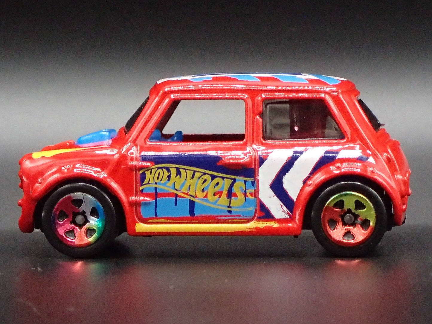 1969-1976 MINI COOPER MARK III 1:64 SCALE COLLECTIBLE DIORAMA DIECAST MODEL CAR