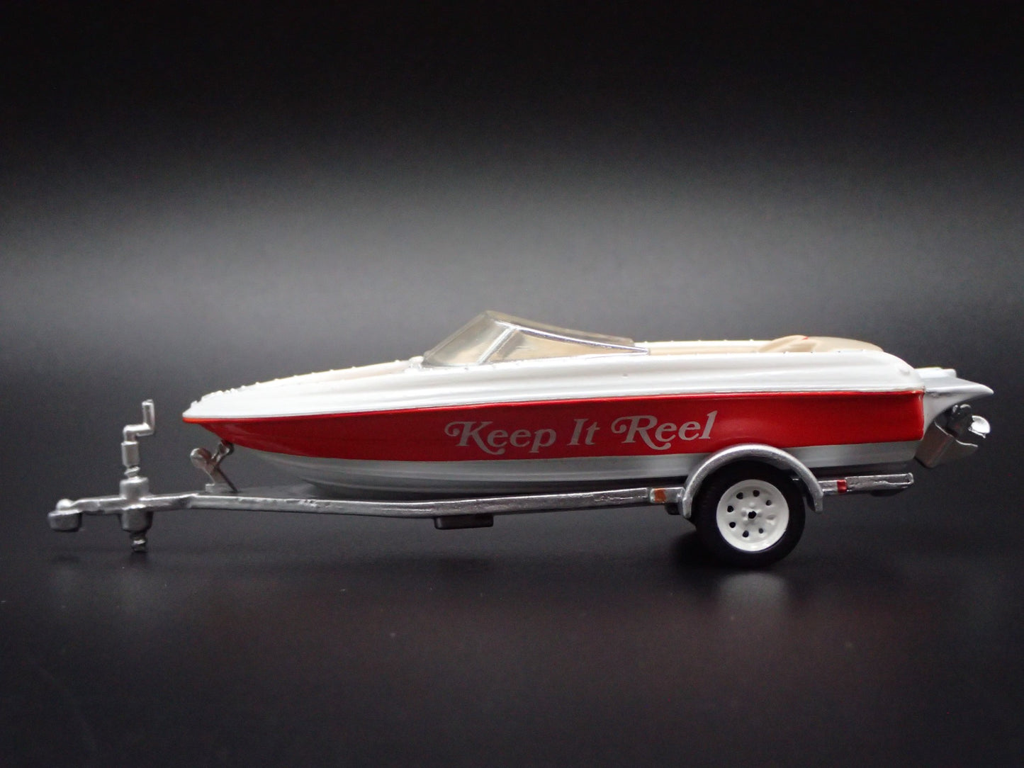 SPEEDBOAT w/ COVER ON TRAILER 1:64 SCALE COLLECTIBLE DIORAMA DIECAST MODEL BOAT