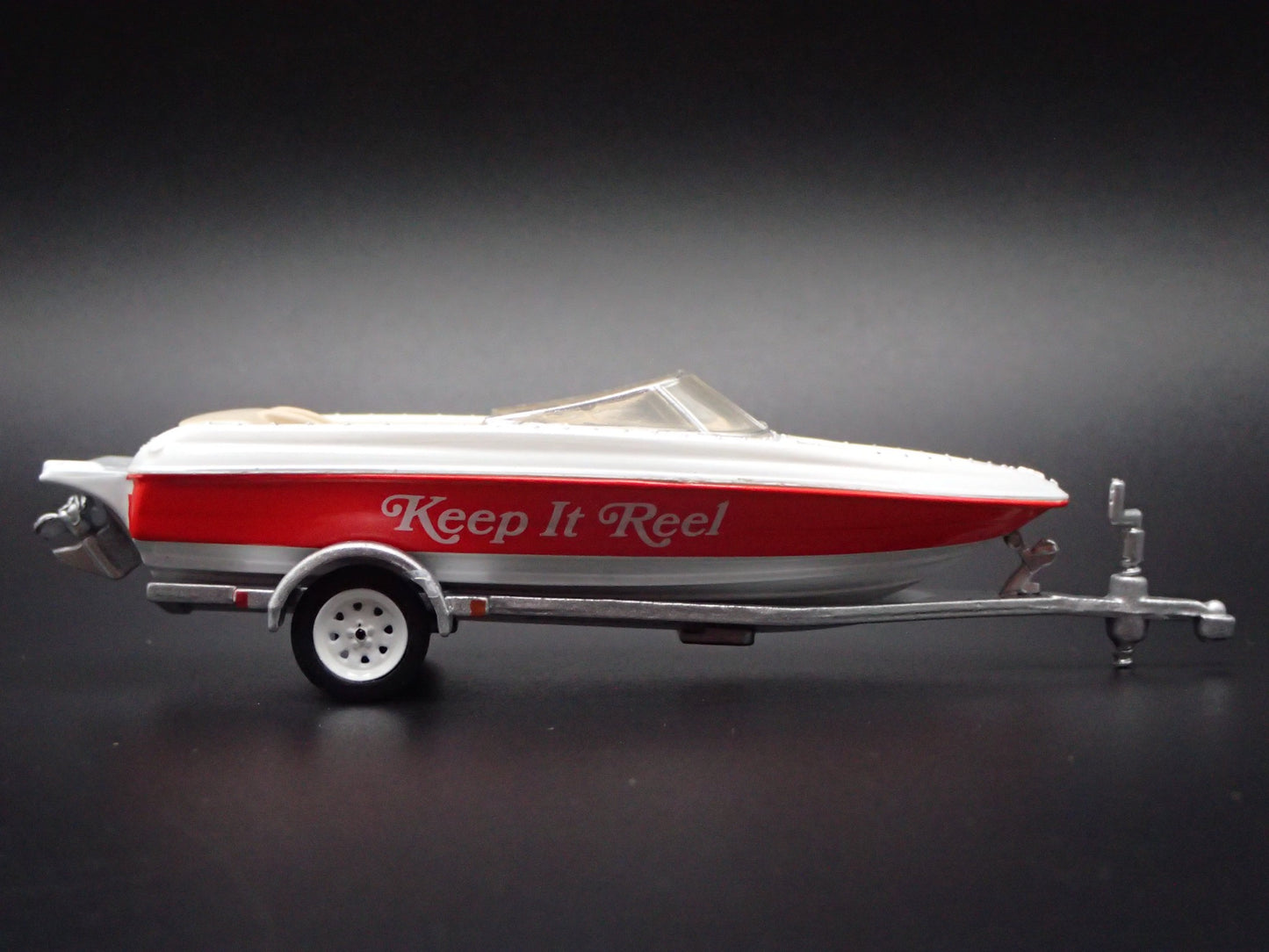 SPEEDBOAT w/ COVER ON TRAILER 1:64 SCALE COLLECTIBLE DIORAMA DIECAST MODEL BOAT
