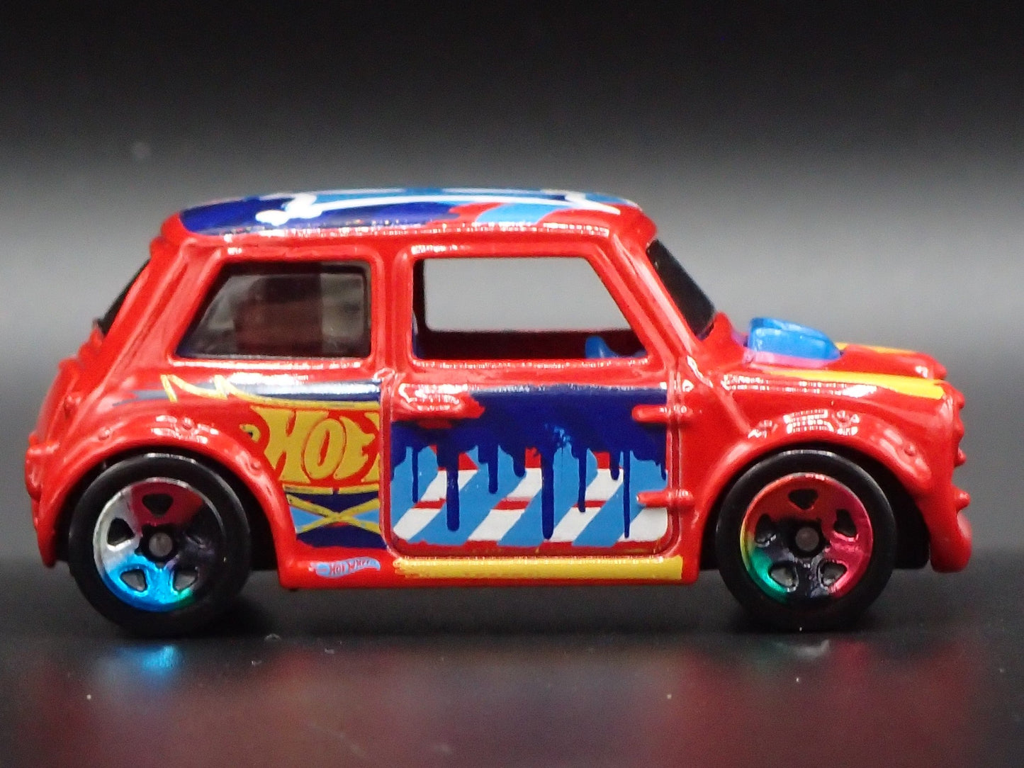 1969-1976 MINI COOPER MARK III 1:64 SCALE COLLECTIBLE DIORAMA DIECAST MODEL CAR