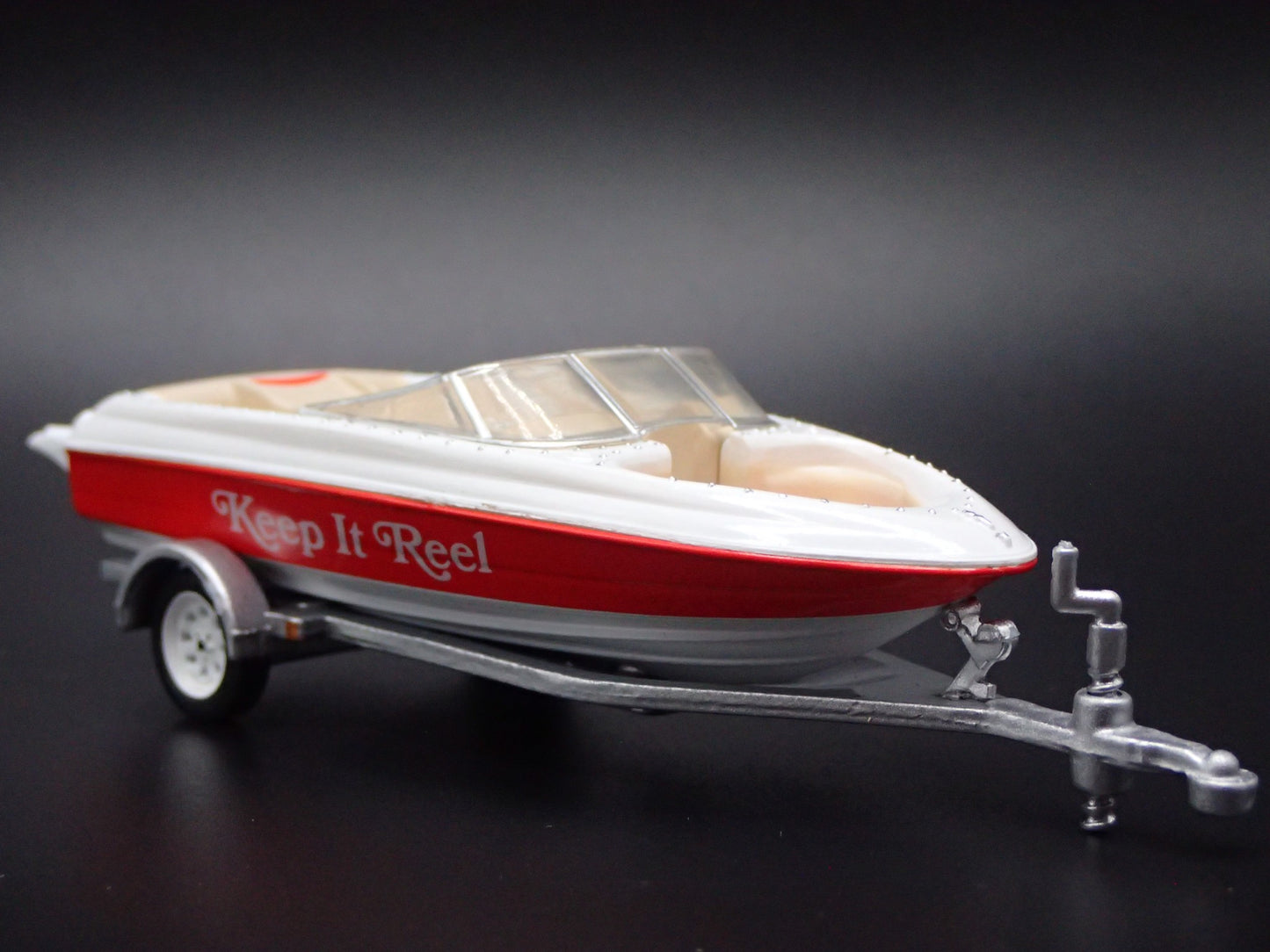 SPEEDBOAT w/ COVER ON TRAILER 1:64 SCALE COLLECTIBLE DIORAMA DIECAST MODEL BOAT
