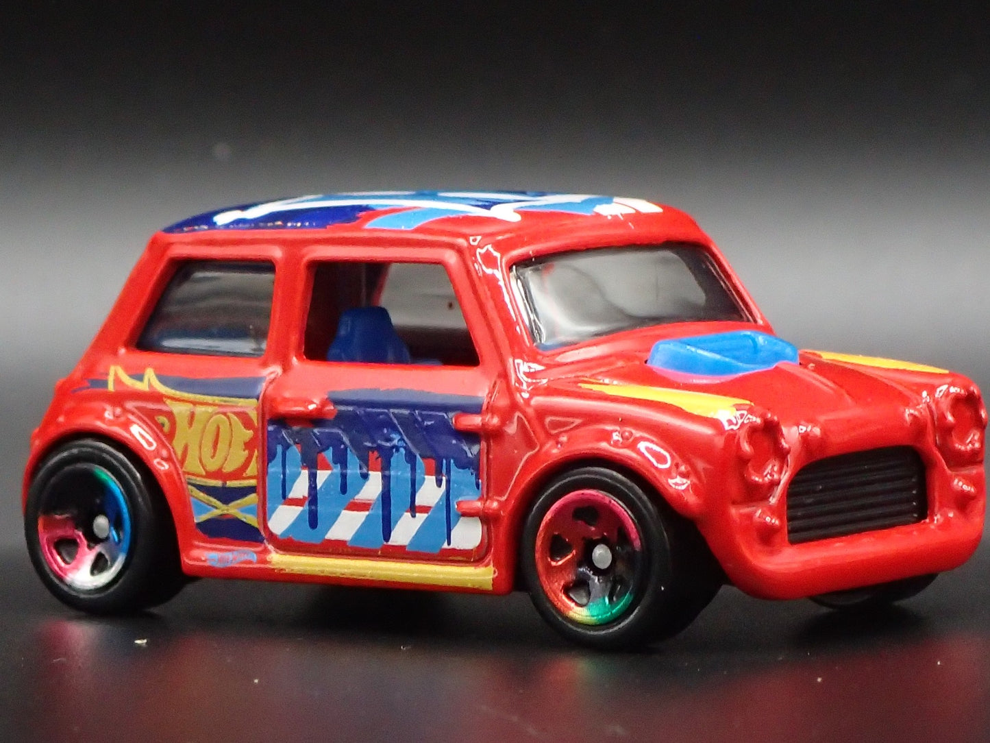 1969-1976 MINI COOPER MARK III 1:64 SCALE COLLECTIBLE DIORAMA DIECAST MODEL CAR