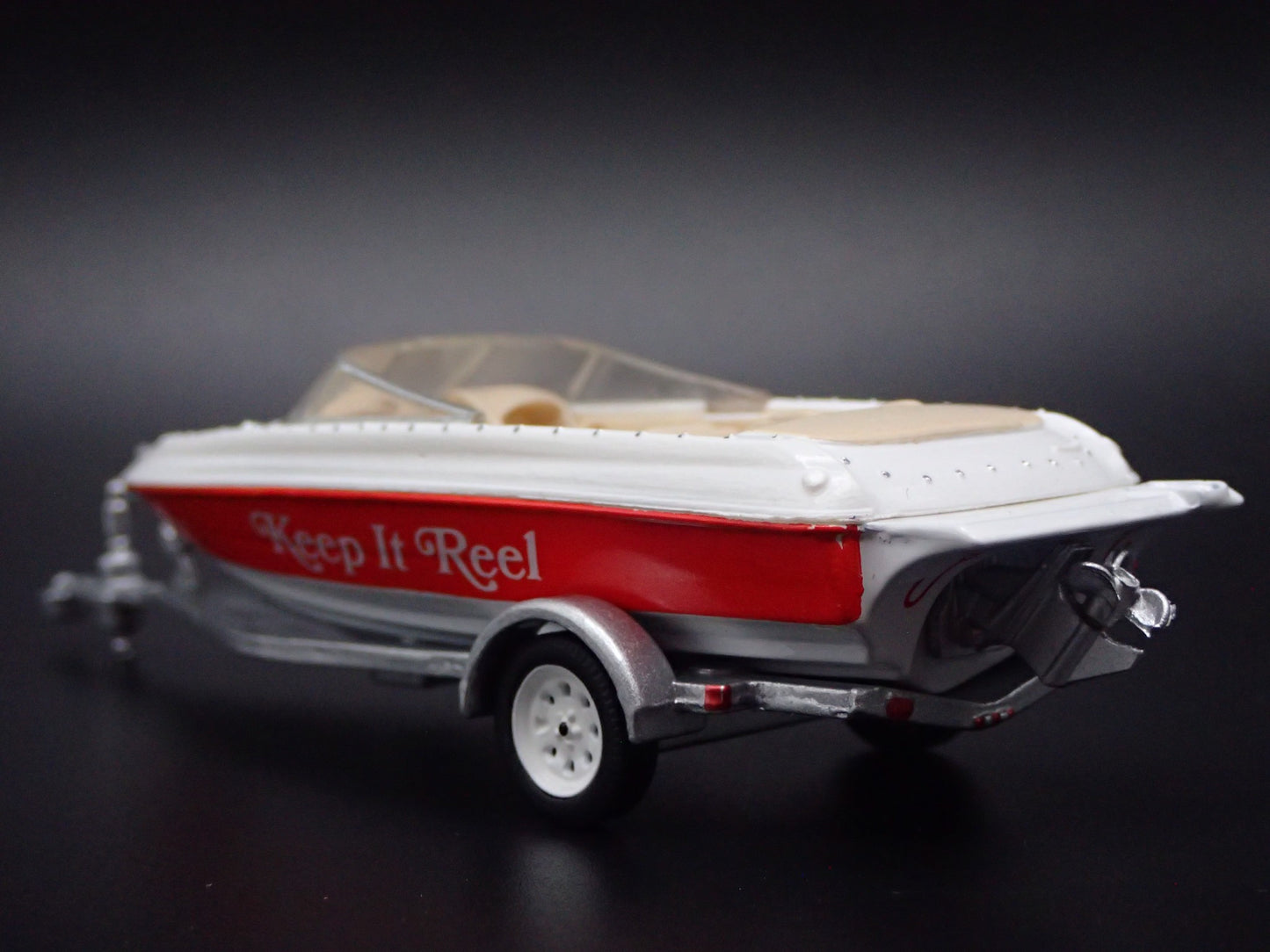 SPEEDBOAT w/ COVER ON TRAILER 1:64 SCALE COLLECTIBLE DIORAMA DIECAST MODEL BOAT