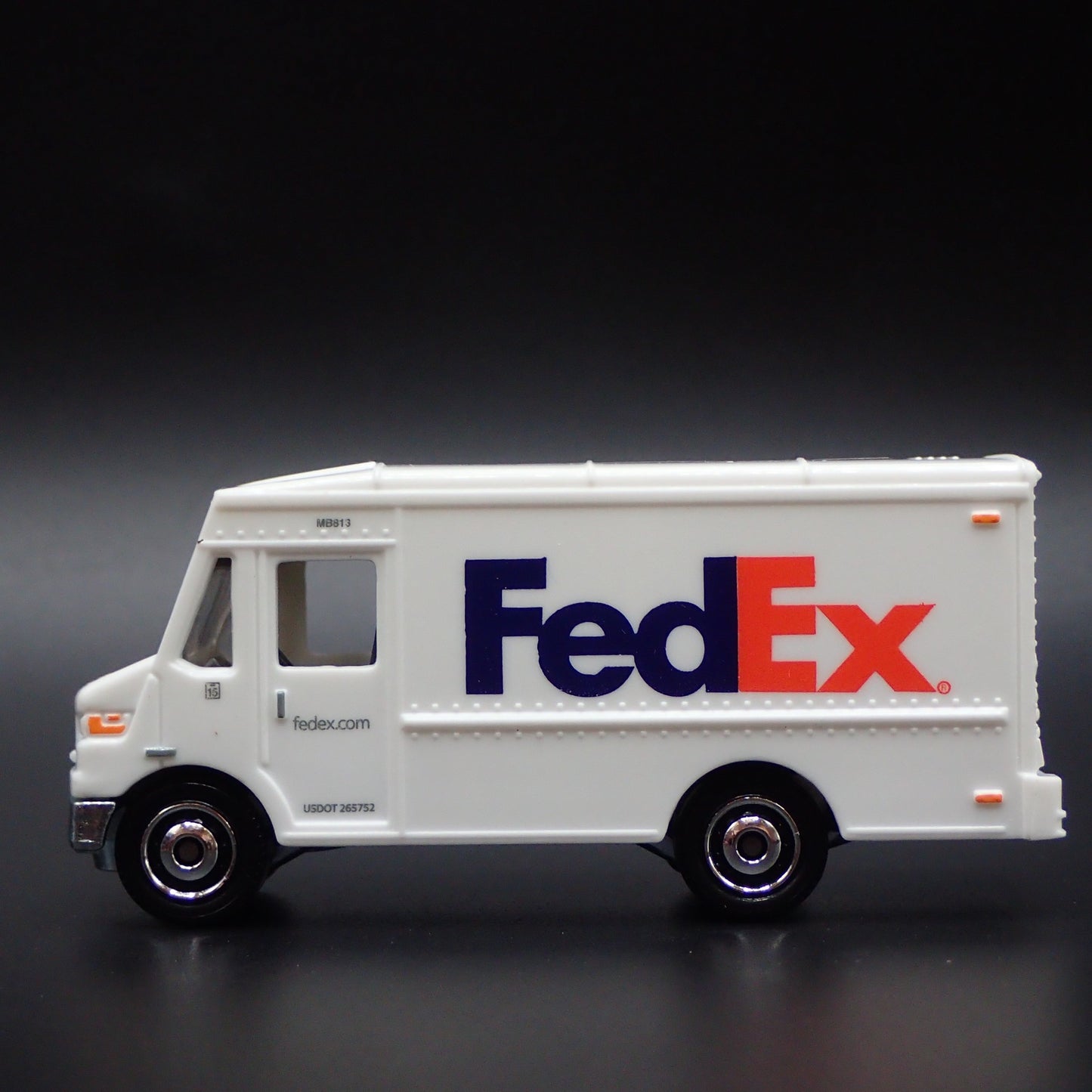 STEP VAN BOX FEDEX COURIERS DELIVERY 1:64 MB SCALE DIORAMA DIECAST MODEL CAR