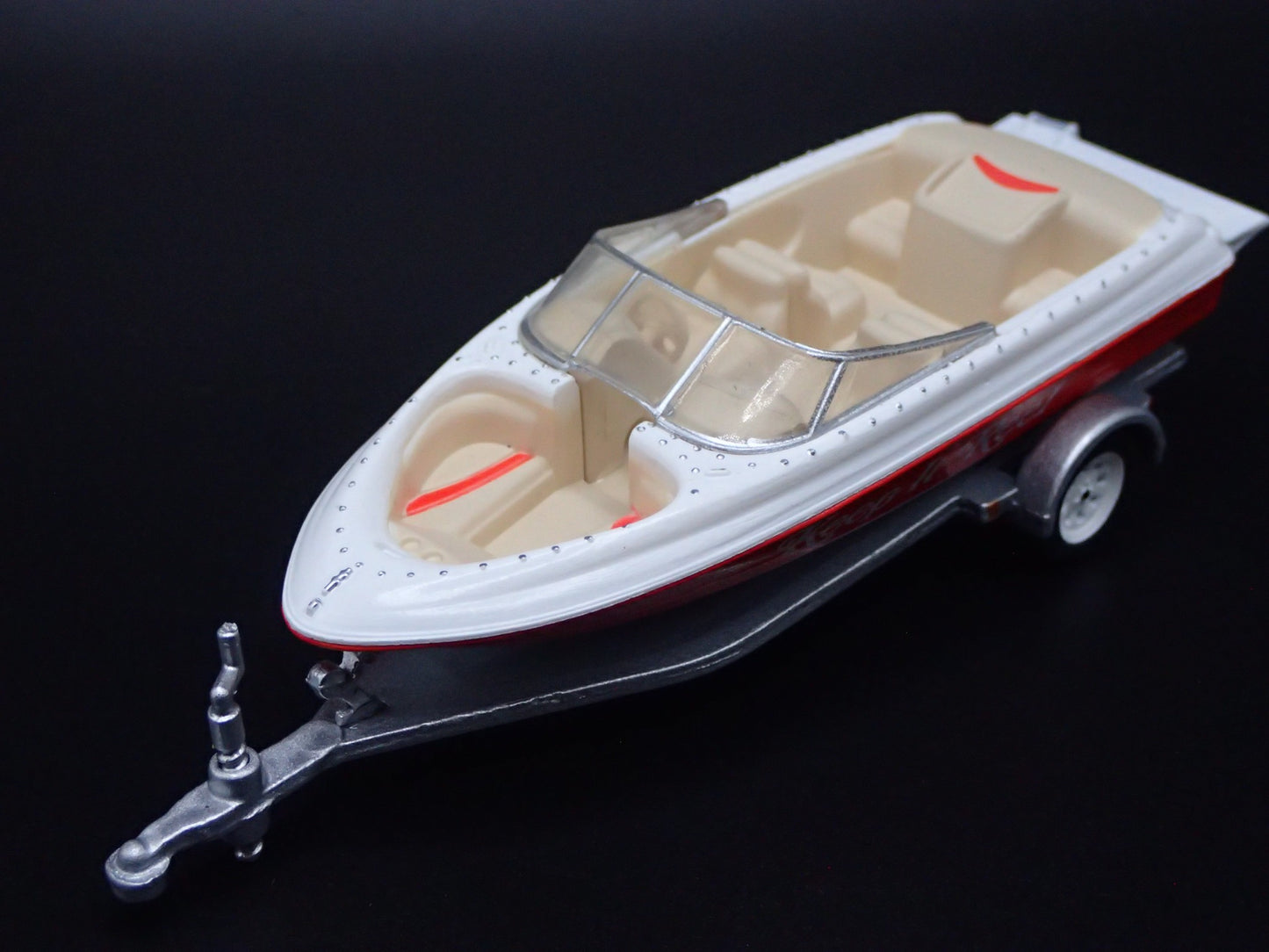 SPEEDBOAT w/ COVER ON TRAILER 1:64 SCALE COLLECTIBLE DIORAMA DIECAST MODEL BOAT