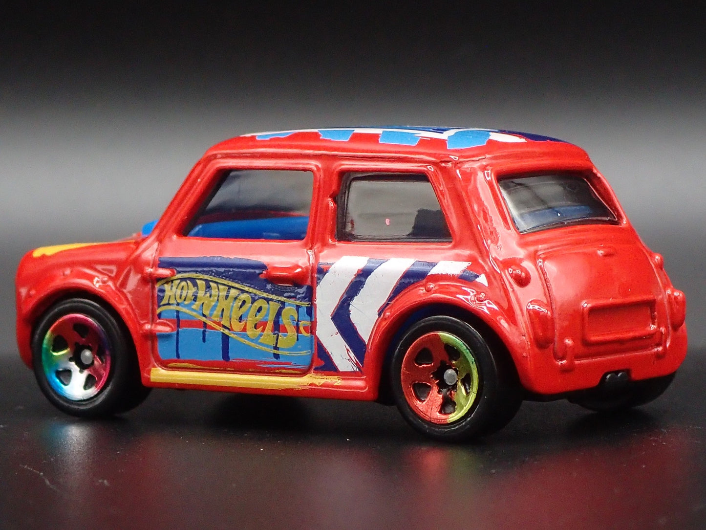 1969-1976 MINI COOPER MARK III 1:64 SCALE COLLECTIBLE DIORAMA DIECAST MODEL CAR