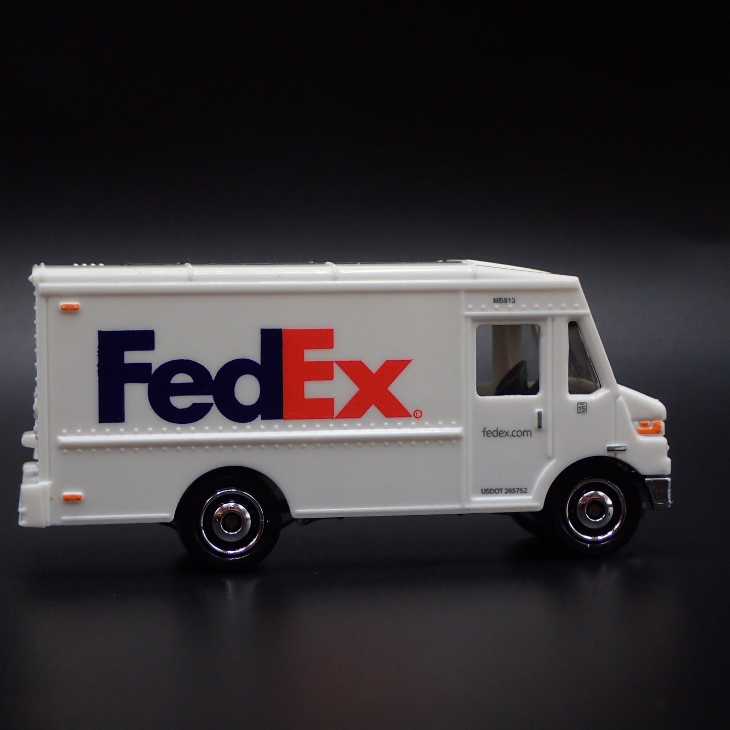 STEP VAN BOX FEDEX COURIERS DELIVERY 1:64 MB SCALE DIORAMA DIECAST MODEL CAR