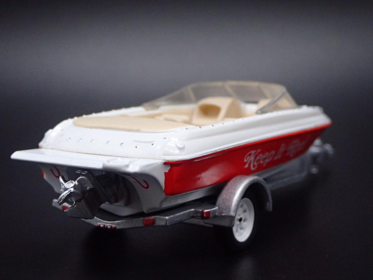 SPEEDBOAT w/ COVER ON TRAILER 1:64 SCALE COLLECTIBLE DIORAMA DIECAST MODEL BOAT