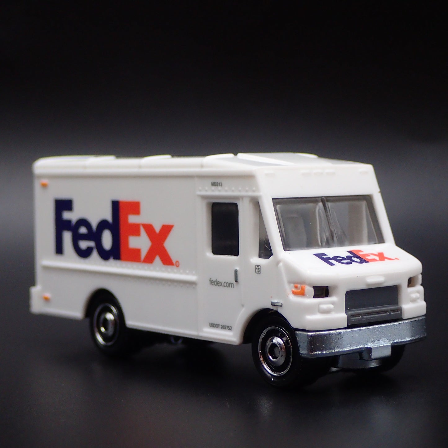 STEP VAN BOX FEDEX COURIERS DELIVERY 1:64 MB SCALE DIORAMA DIECAST MODEL CAR