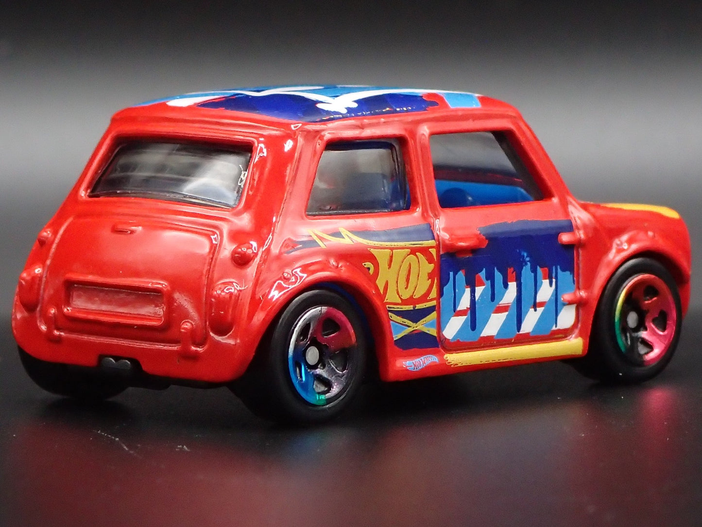 1969-1976 MINI COOPER MARK III 1:64 SCALE COLLECTIBLE DIORAMA DIECAST MODEL CAR