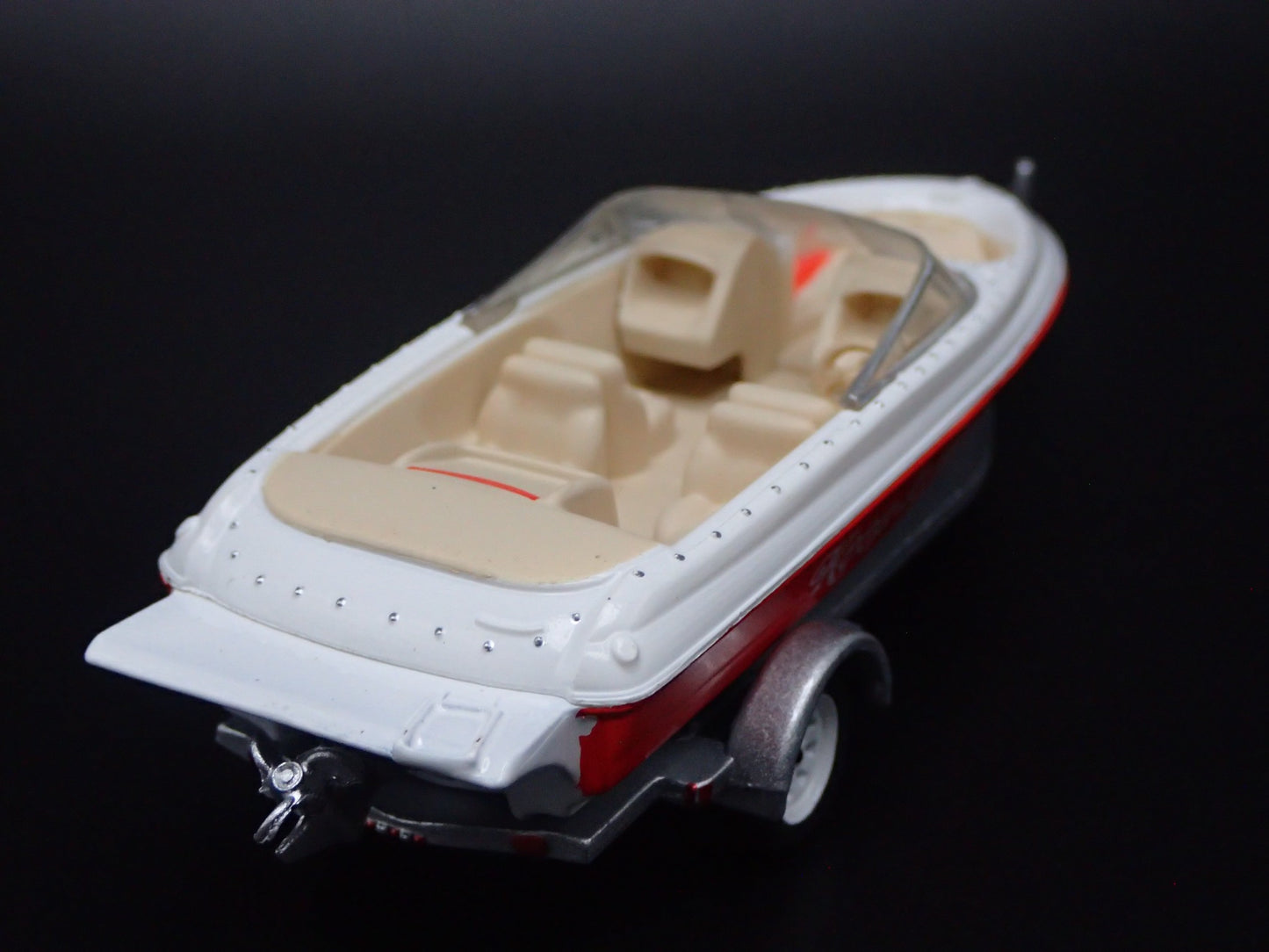 SPEEDBOAT w/ COVER ON TRAILER 1:64 SCALE COLLECTIBLE DIORAMA DIECAST MODEL BOAT