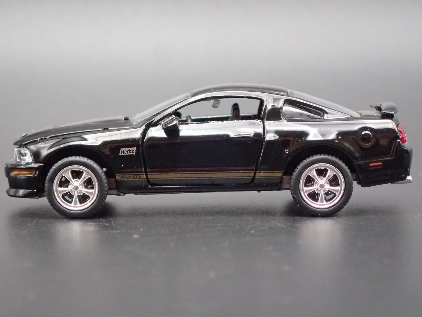2006 06 FORD MUSTANG GT-H HERTZ 1/64 SCALE COLLECTIBLE DIORAMA DIECAST MODEL CAR